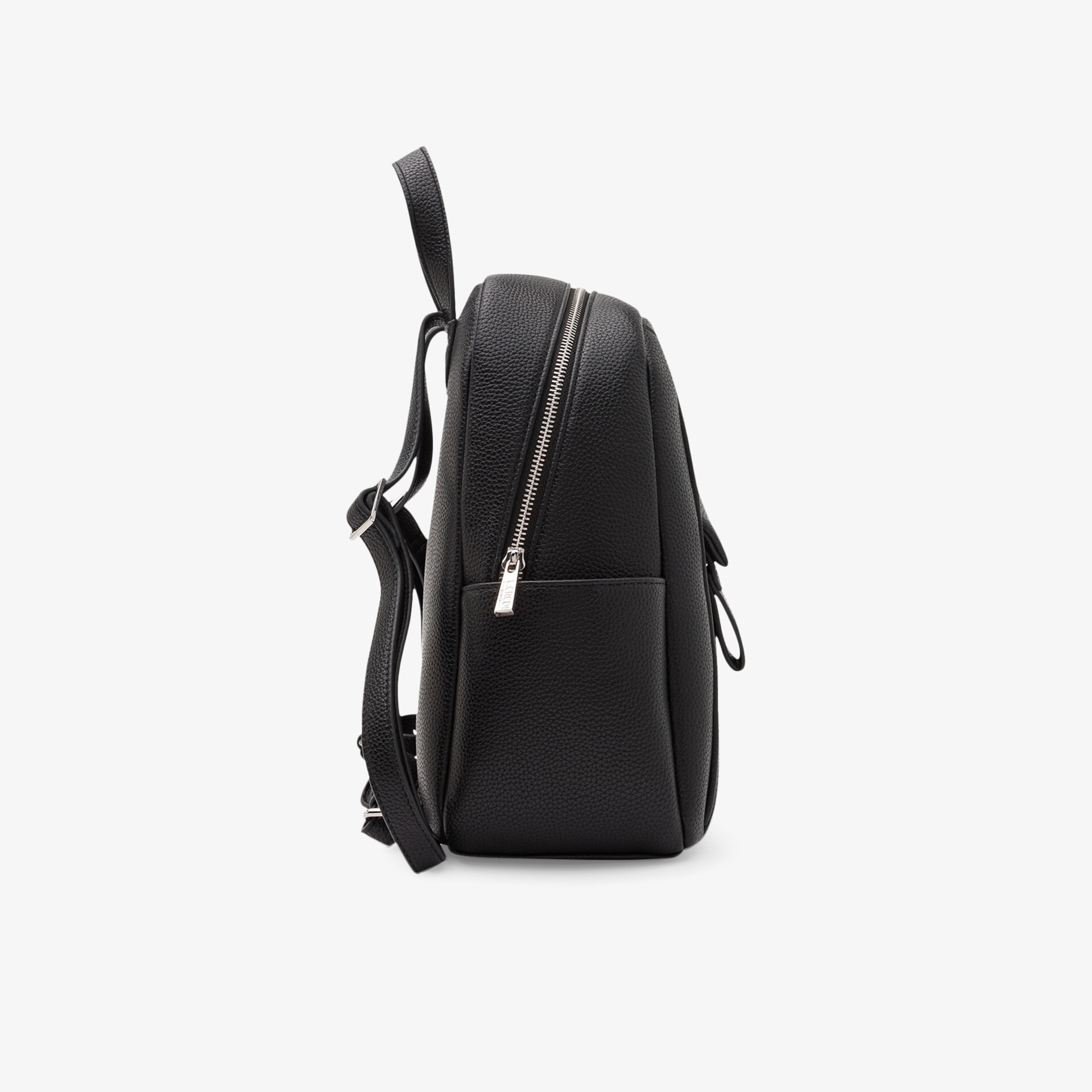 Moderner schwarzer Rucksack mit schlankem Design, Reißverschluss und verstellbaren Schultergurten seitlich sichtbar