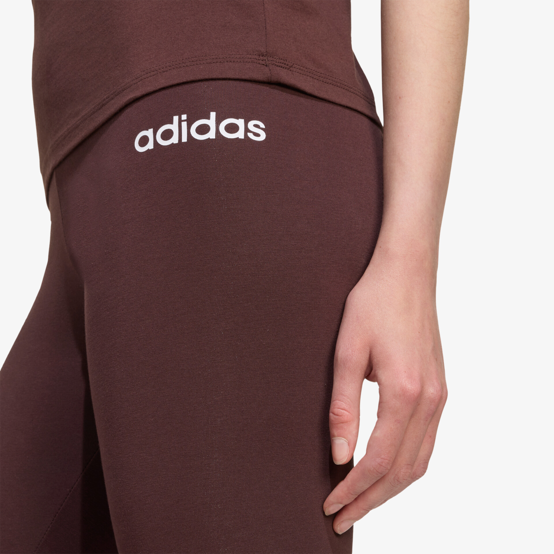 Detailaufnahme elastischer Bund mit adidas Logo und bequemer Baumwollstoff in dunklem Braun