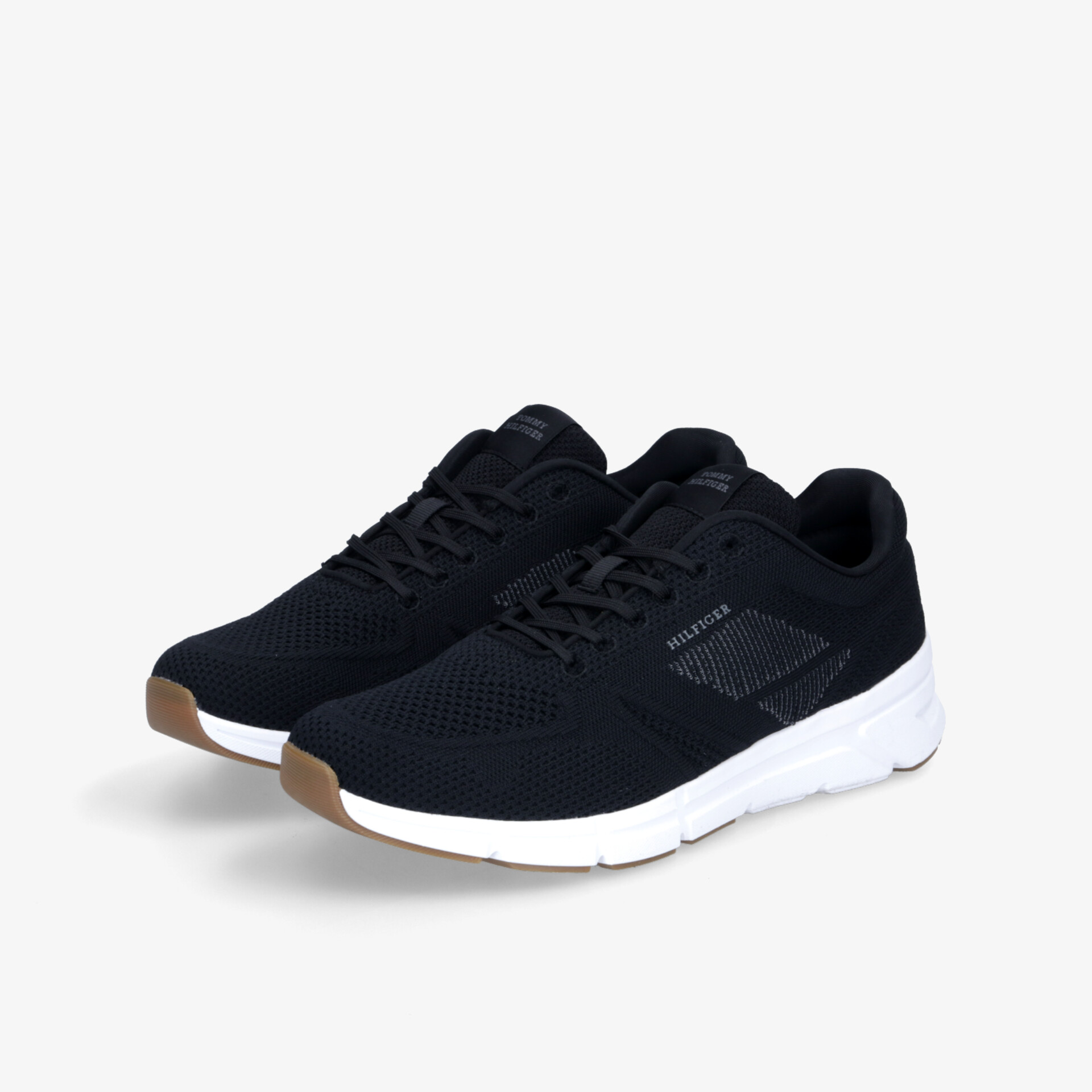 Leichte schwarze Sportschuhe mit atmungsaktivem Material und rutschfester, stoßdämpfender weißer Sohle