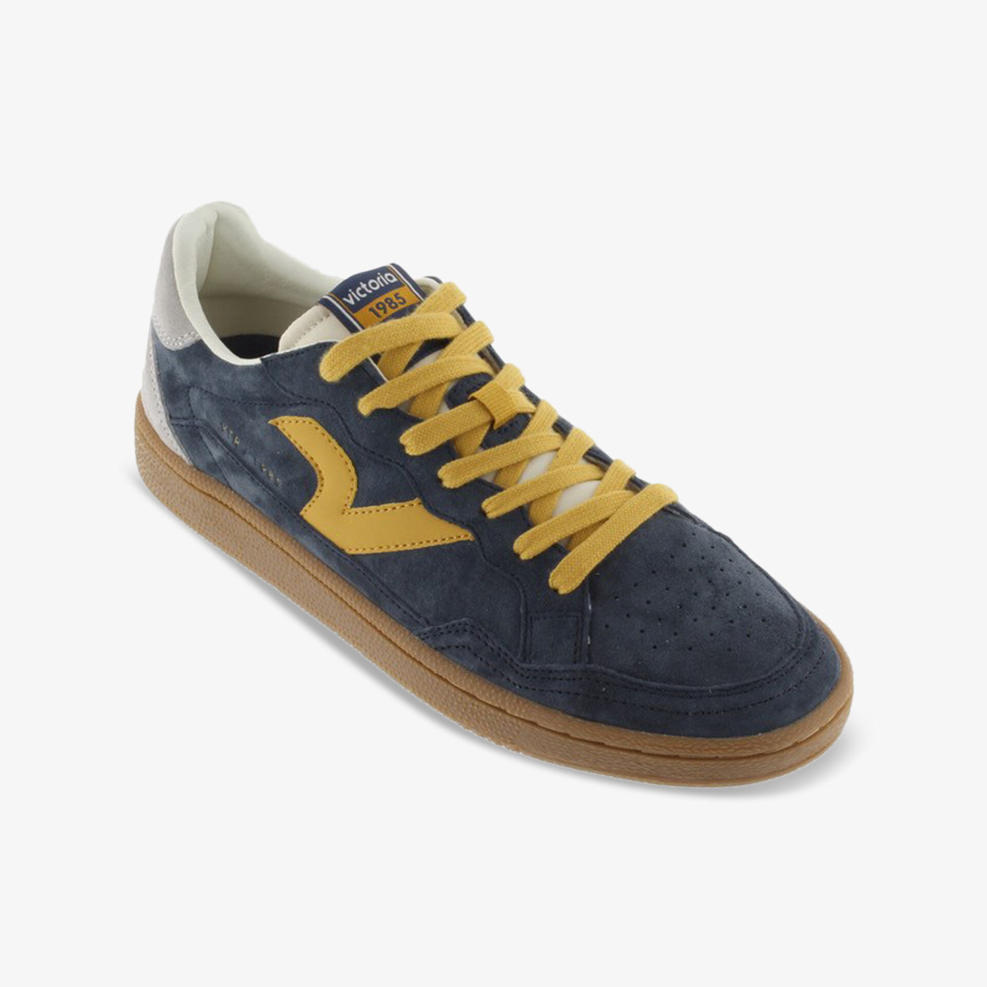 Blauer Sneaker mit gelber Schnürung und robuster Sohle, sportlich und komfortabel aus schräg vorne Perspektive