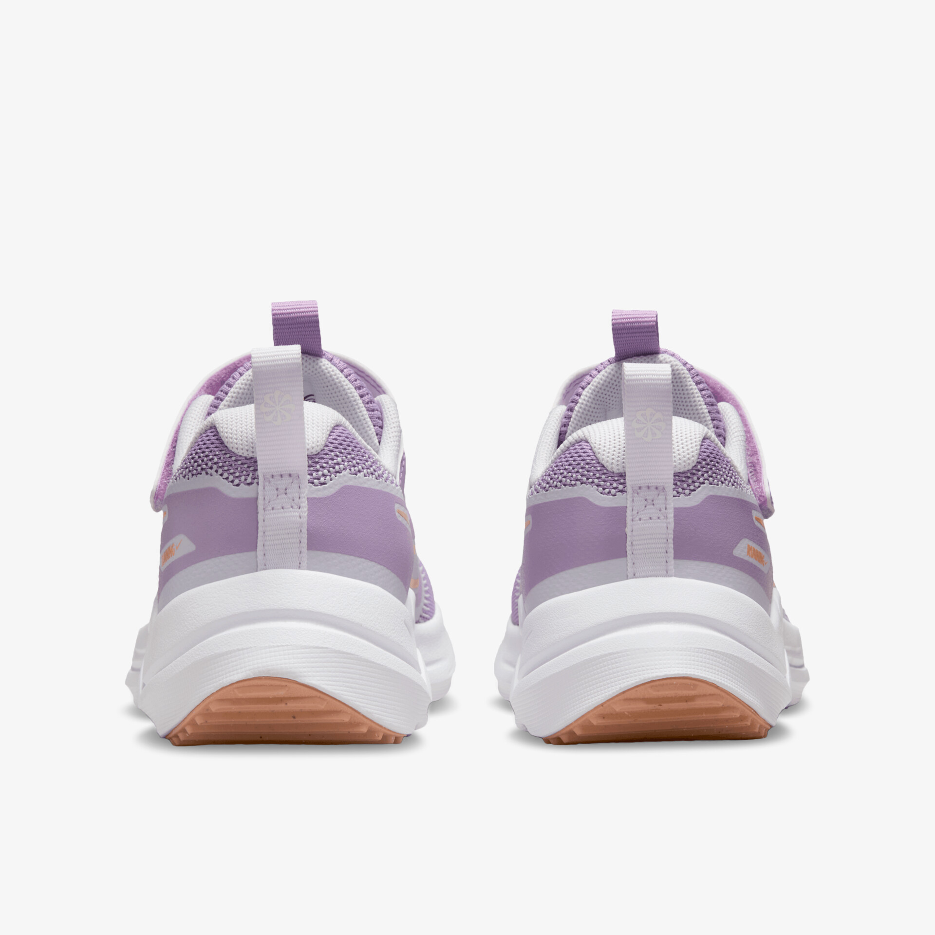 Rückansicht von robusten Sportschuhen mit dicker Laufsohle und gepolstertem Schaft in modernem Design