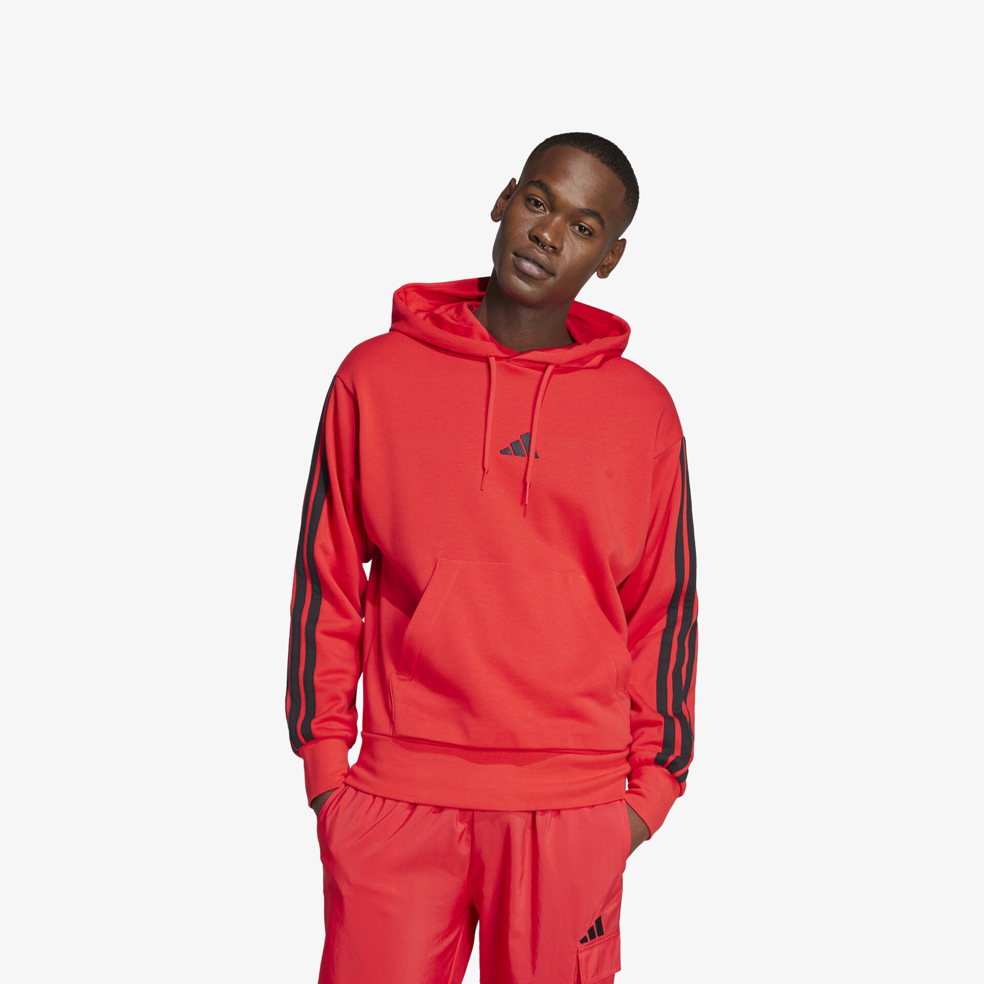 Roter sportlicher Hoodie mit Kapuze in Frontansicht, bequem und modisch für vielseitige Aktivitäten