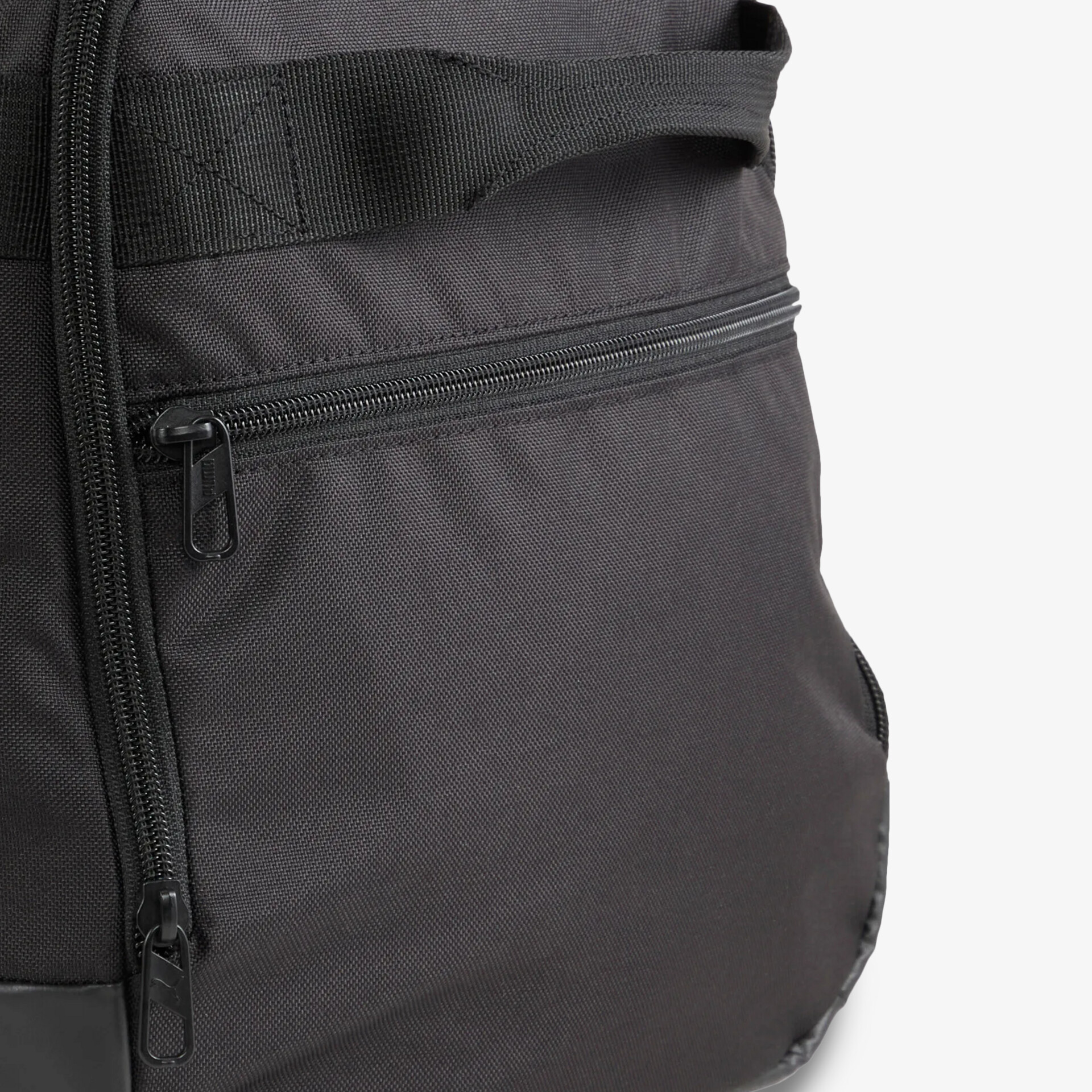 Schwarze Außentasche eines Rucksacks mit robustem Reißverschluss und widerstandsfähigem Material