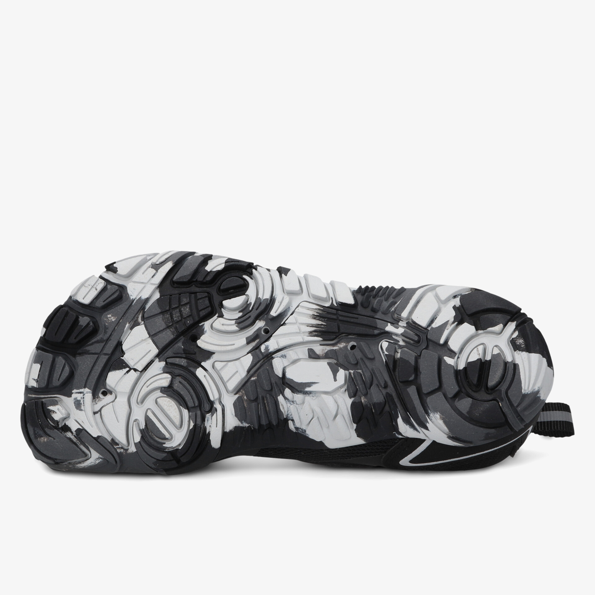 Robuste Schuhsohle mit tiefem Profil für beste Trittsicherheit und lange Haltbarkeit in Schwarz-Weiß