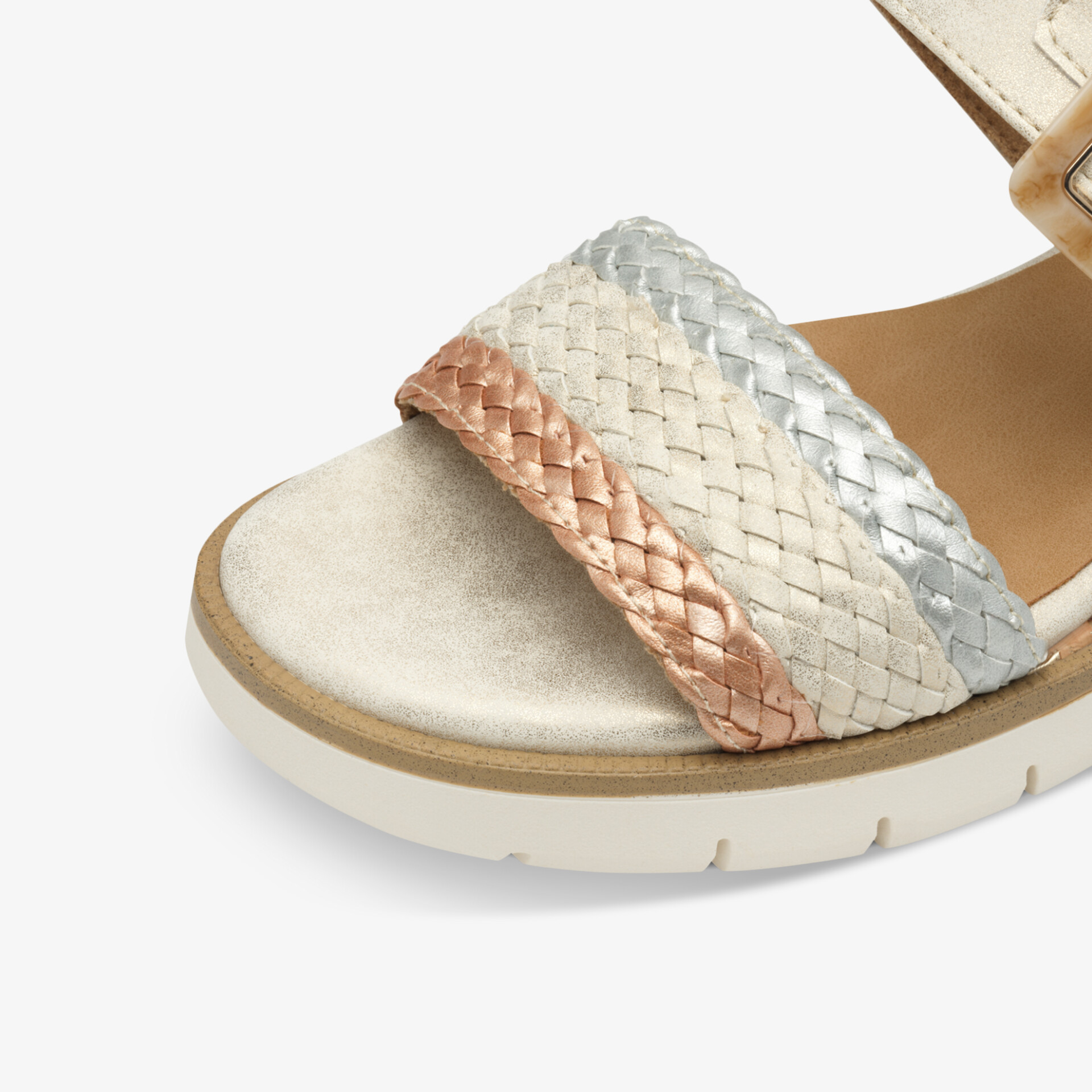 Detailaufnahme einer Sandale mit geflochtenem metallic Leder in Silber, Roségold und Beige, komfortabel und modisch