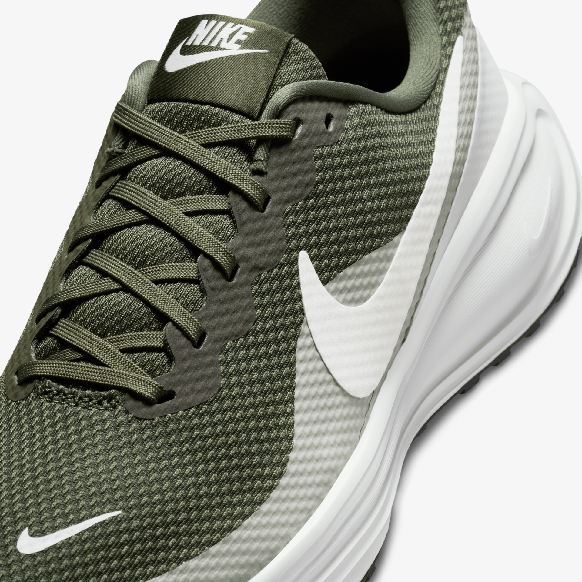 Moderner Sportschuh in stilvollem Design mit atmungsaktivem Obermaterial und robuster Sohle.