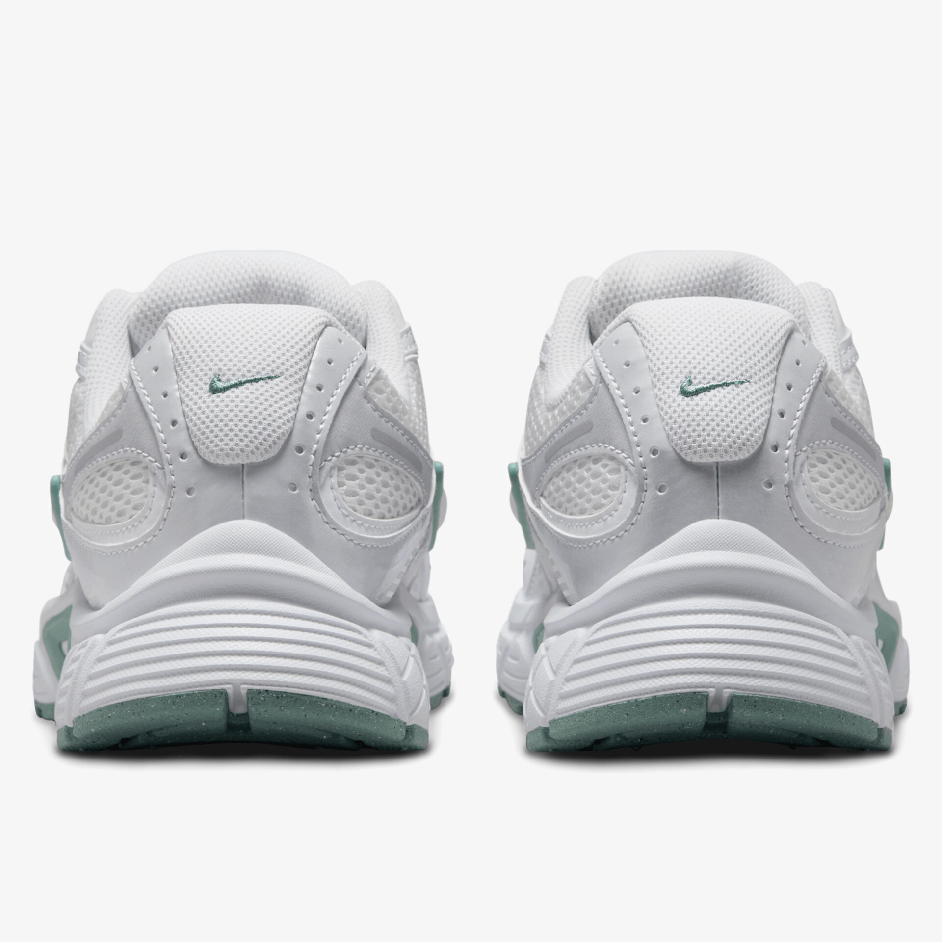 Rückansicht von weißen Sportschuhen mit gepolstertem Fersenbereich und stabiler Sohle