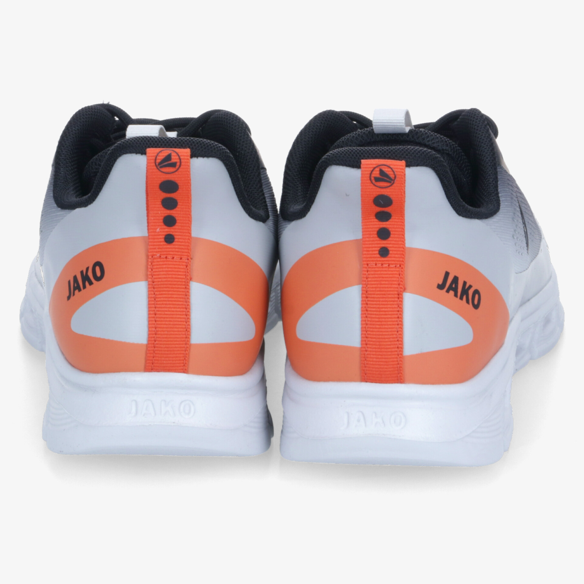 Leichter und stabiler Sportschuh mit atmungsaktivem Obermaterial in Weiß und Orange, Rückansicht zweier Schuhe