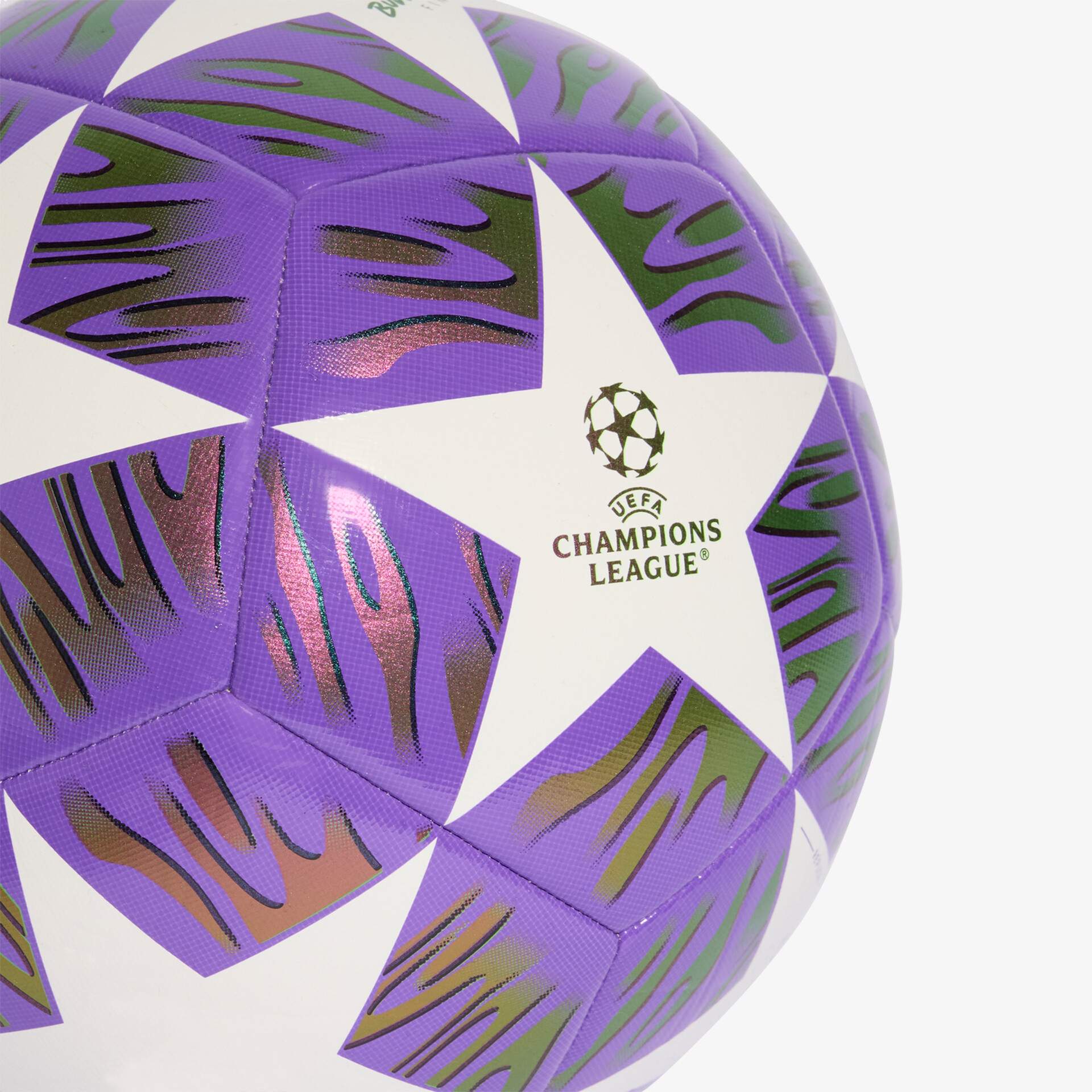 Nahaufnahme eines lila-weißen Champions League Fußballs mit dynamischem Design und klar sichtbarem Logo