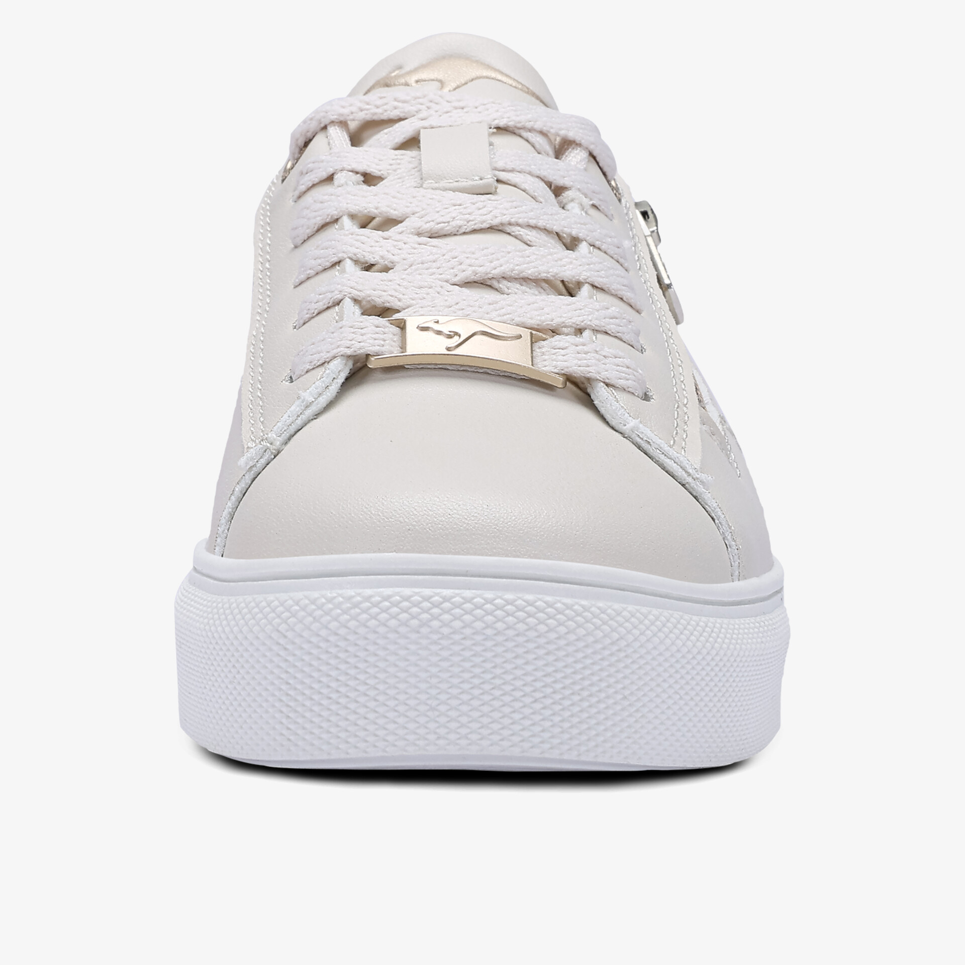 Moderner weißer Sneaker mit Schnürverschluss und bequemer Sohle, Frontansicht, cleanes Design