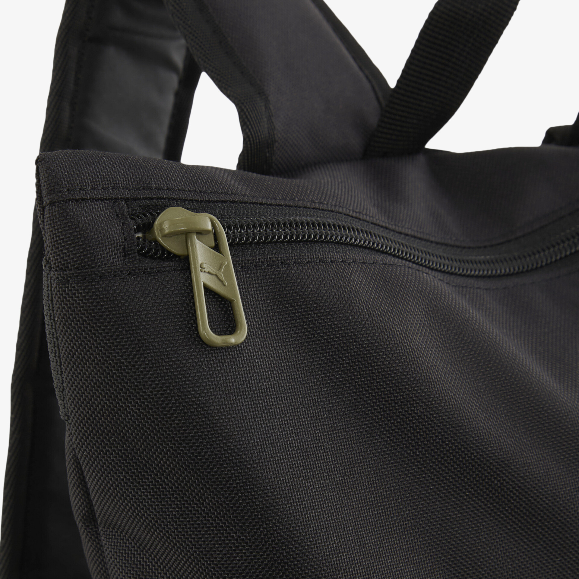 Detailaufnahme eines robusten und langlebigen Reißverschlusses auf einer widerstandsfähigen Tasche