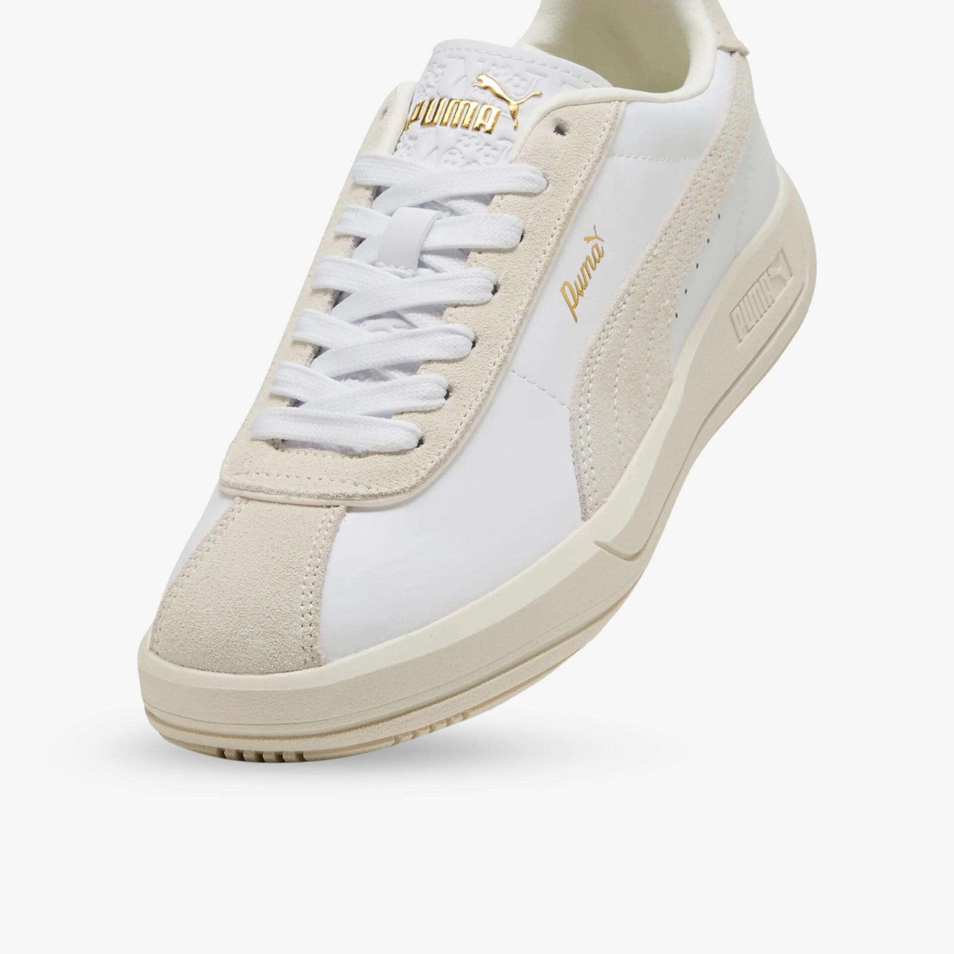Moderner weißer Sneaker mit strapazierfähigem Material und langlebiger Sohle in schräger Frontansicht