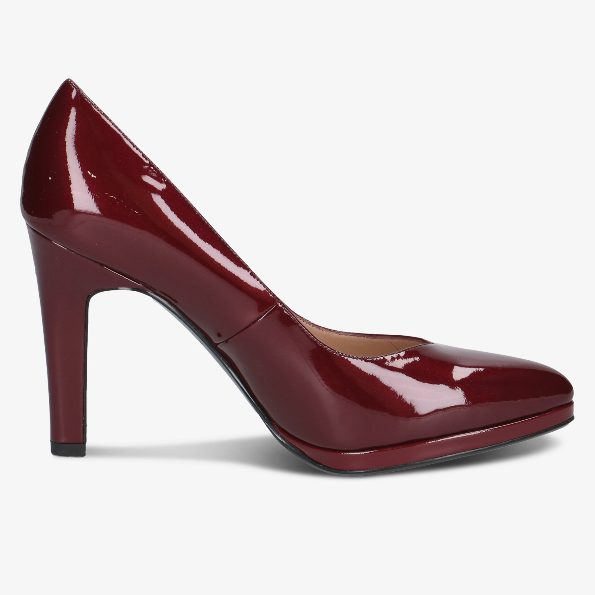 Seitliche Ansicht eines eleganten, glänzenden Pumps mit hohem Absatz und spitzer Schuhspitze in tiefem Rot