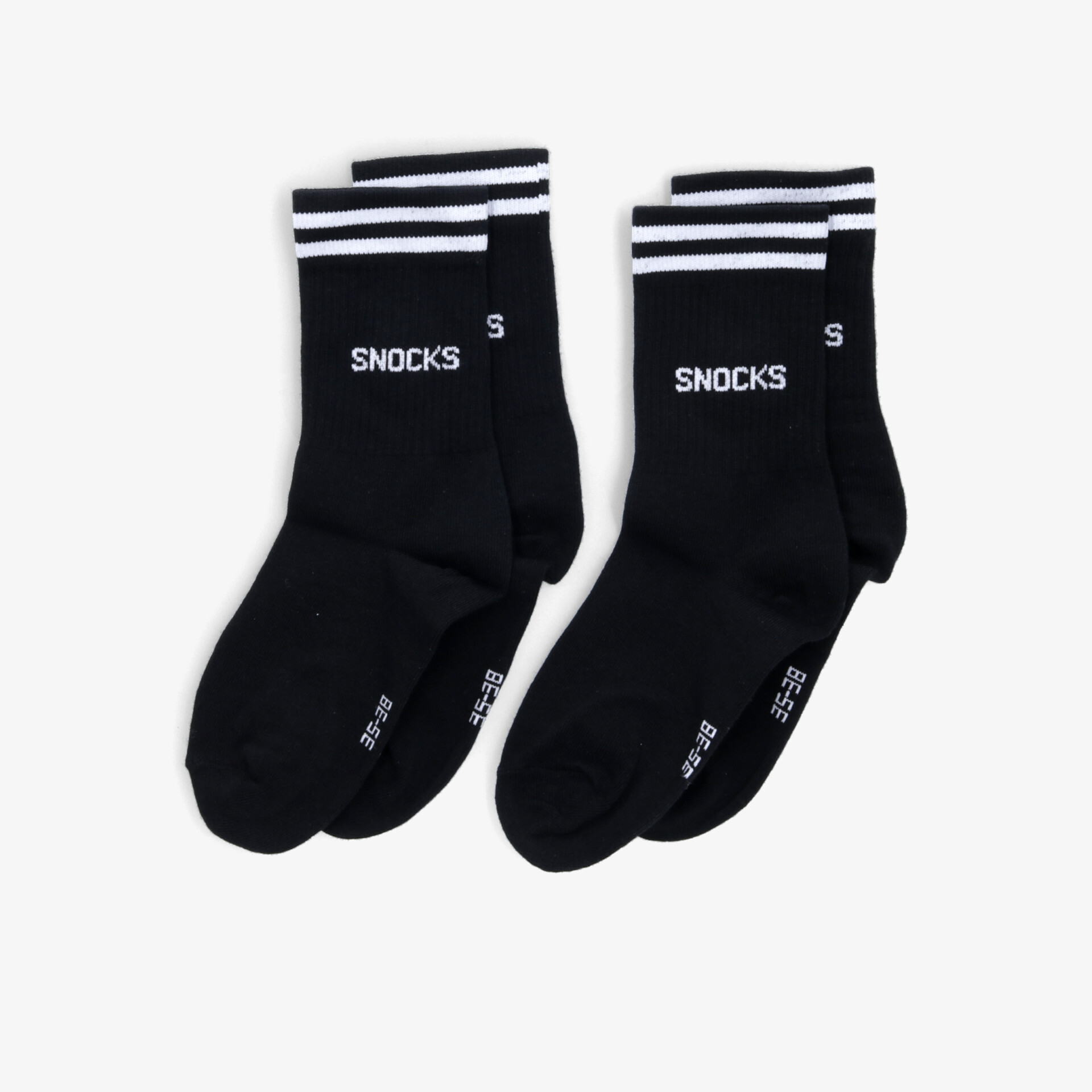 Schwarze sportliche Socken mit elastischem Bündchen und komfortabler Passform als Paar dargestellt