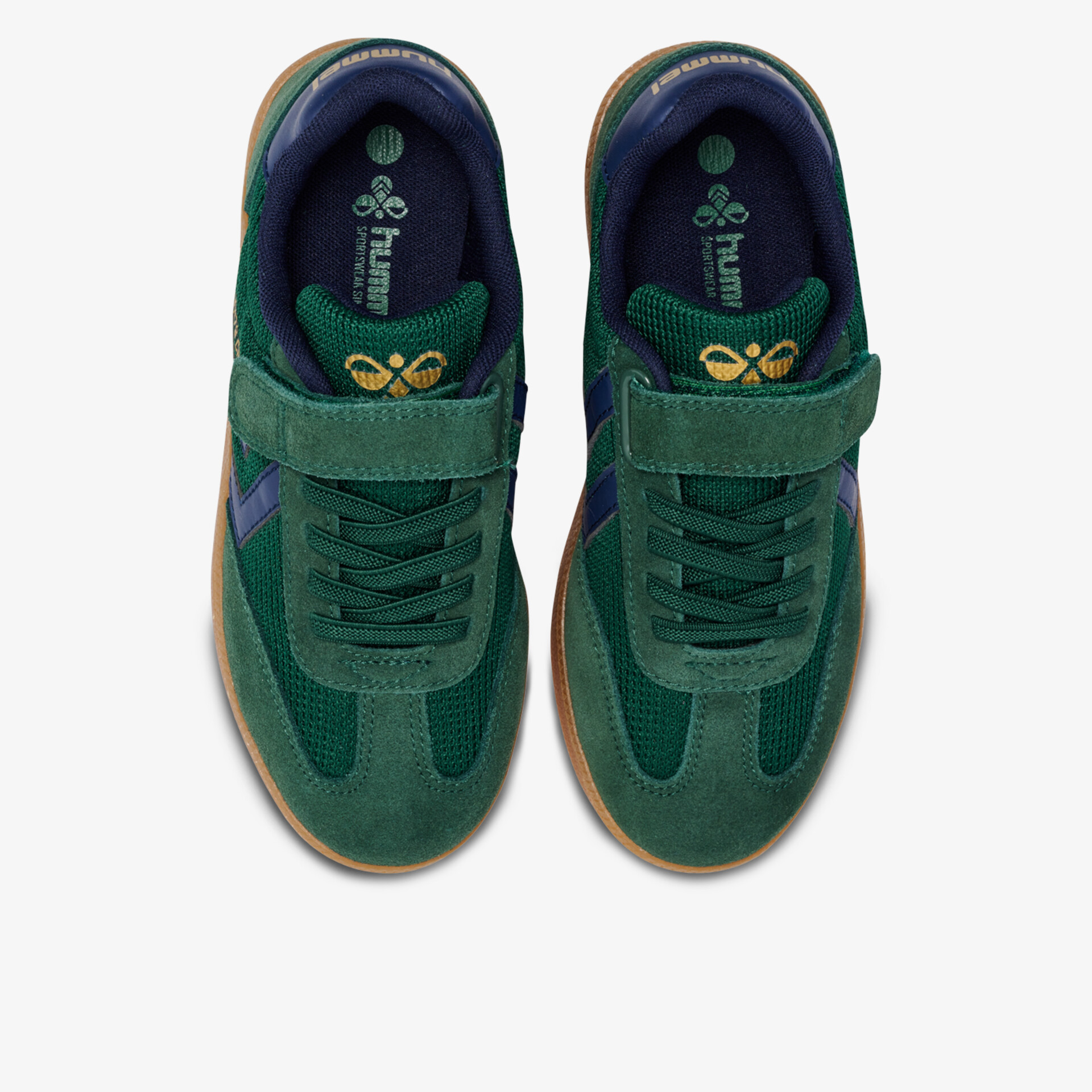 Grüne Sneaker aus Veloursleder mit Schnürsenkeln und Klettverschluss in Draufsicht von oben