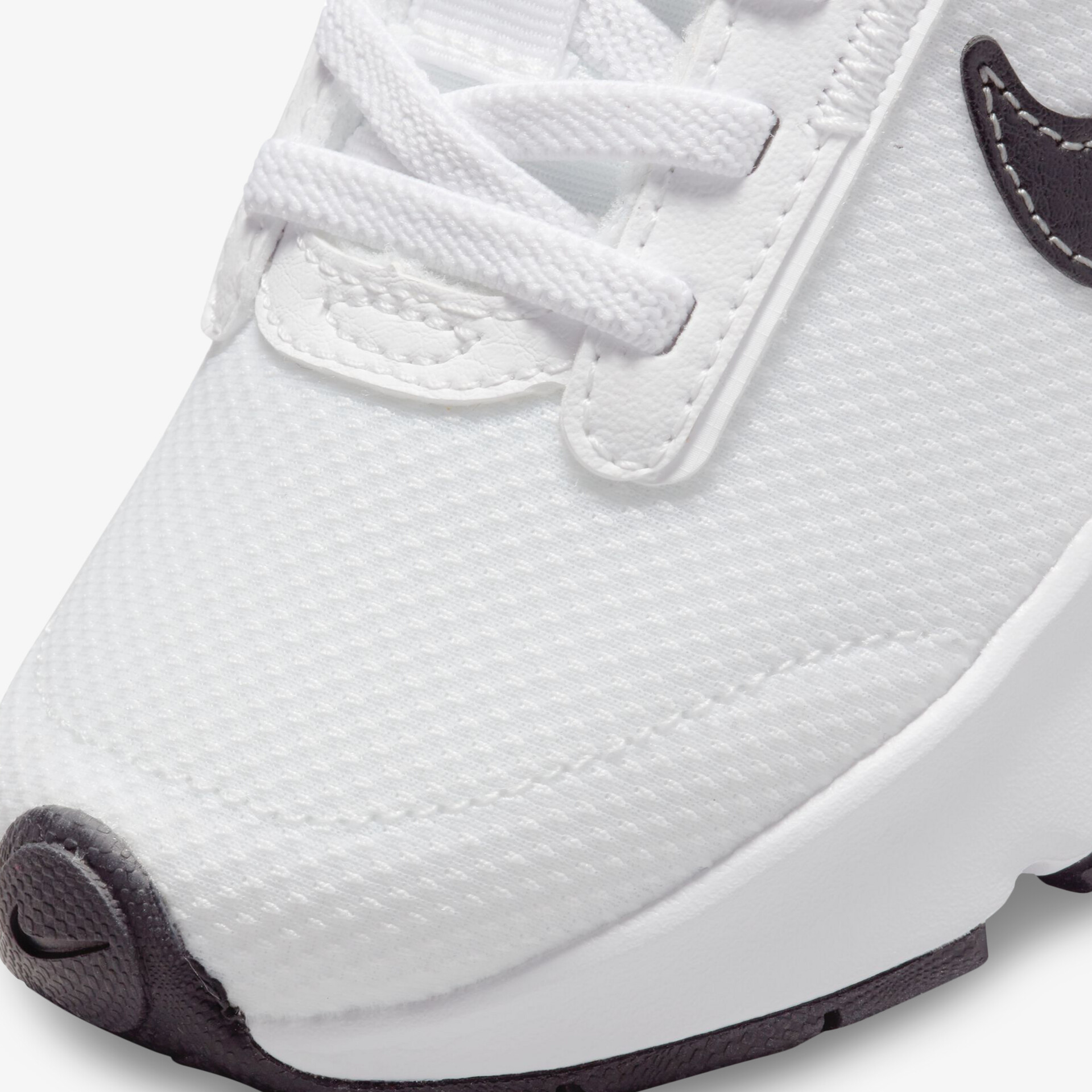 Moderner, weißer Sportschuh mit atmungsaktivem Material und griffiger Sohle für vielseitigen Einsatz.