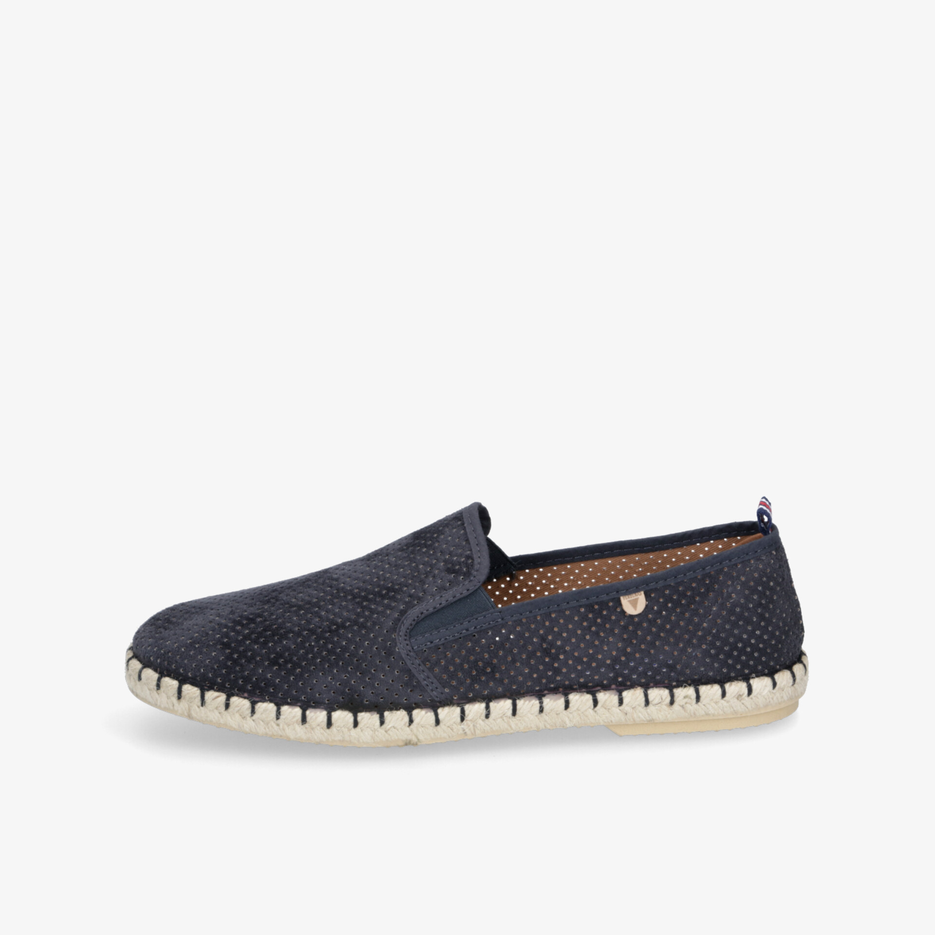 Dunkelblauer Slipper aus geflochtenem Material mit heller leichter flexibler Sohle, seitliche Ansicht