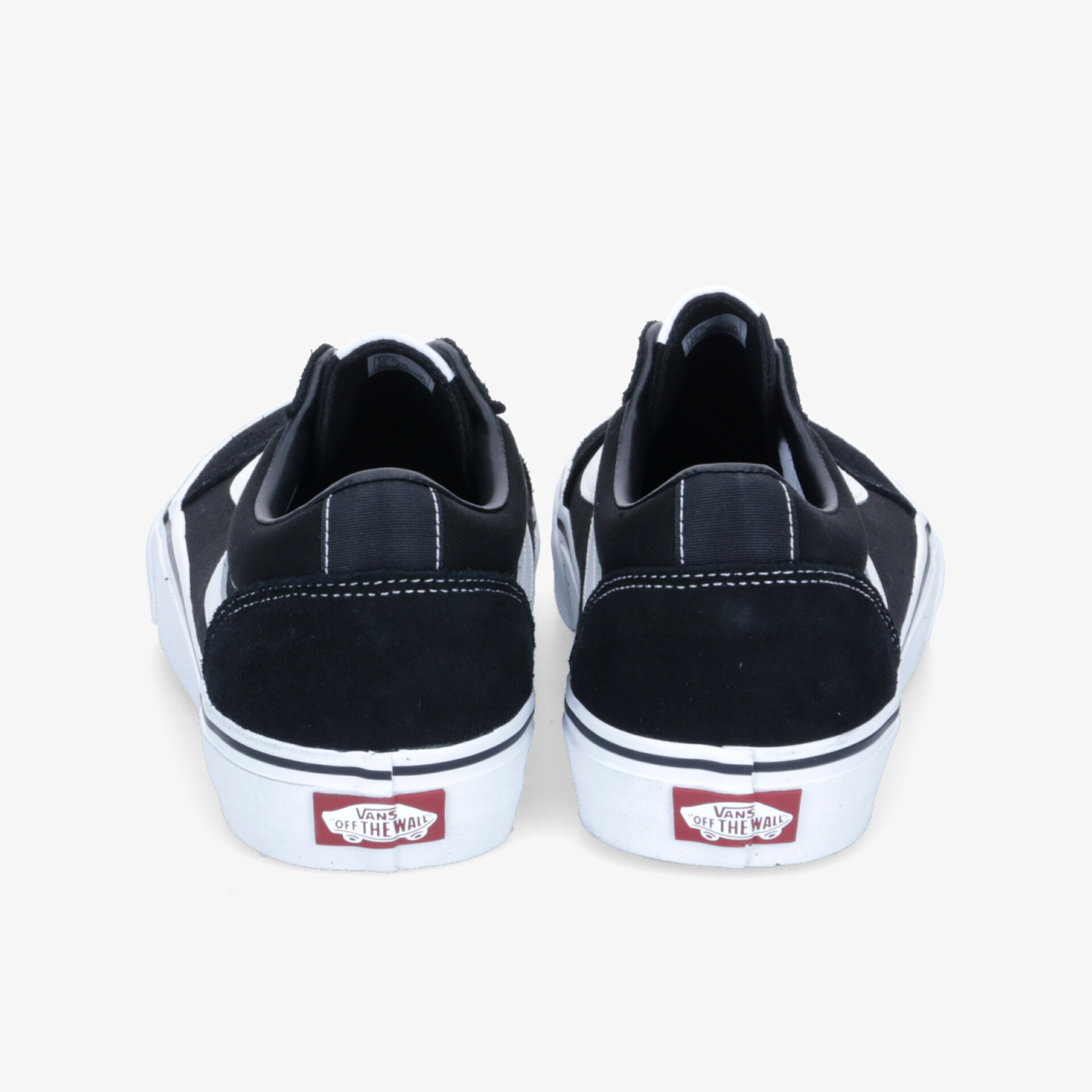 Hochwertige, stilvolle schwarze Sneakers mit weißer Sohle für vielseitigen Einsatz. Ideal für jeden Alltag.