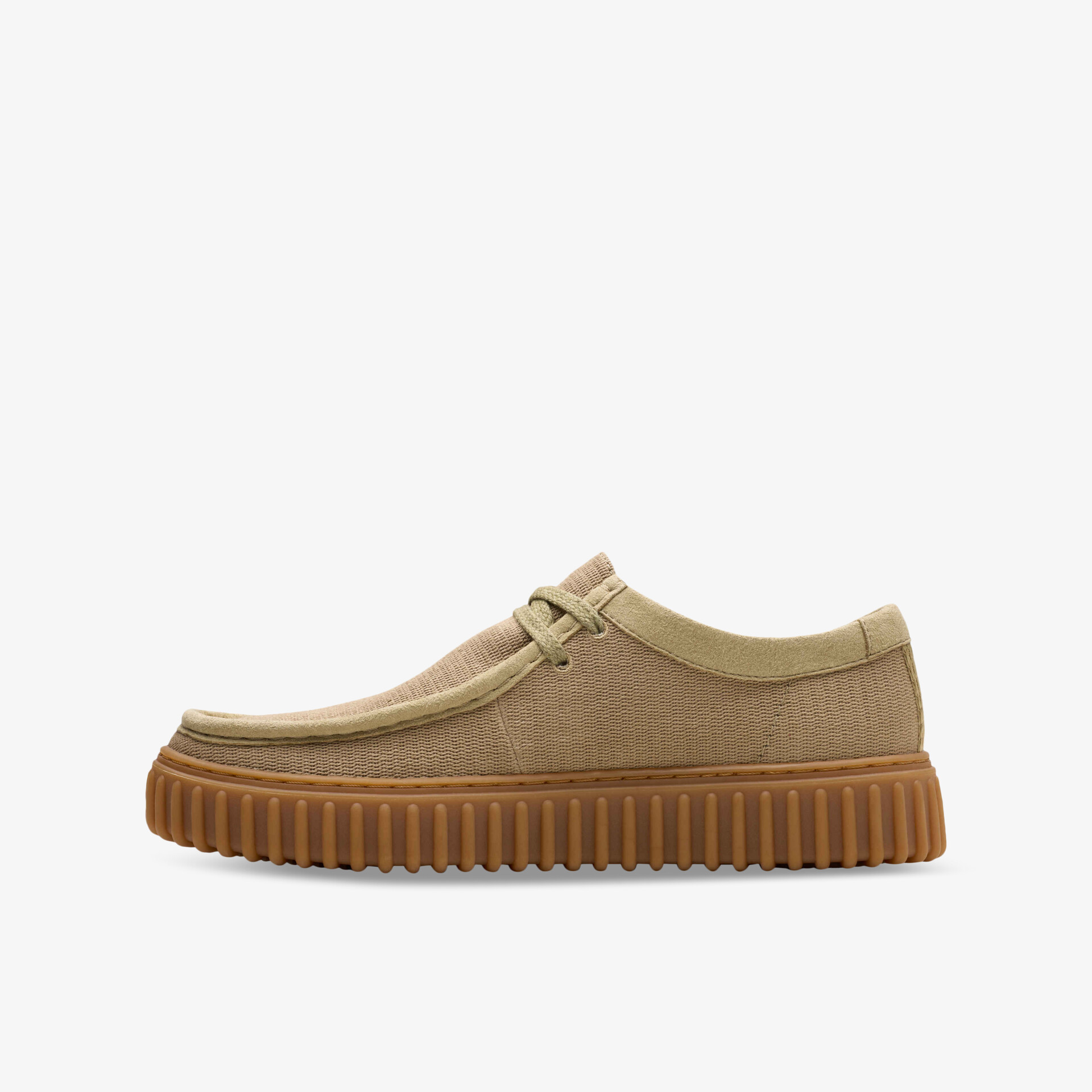Beiger Schuh mit profilierter Gummisohle, robust und bequem, seitliche Ansicht, rutschfest und langlebig