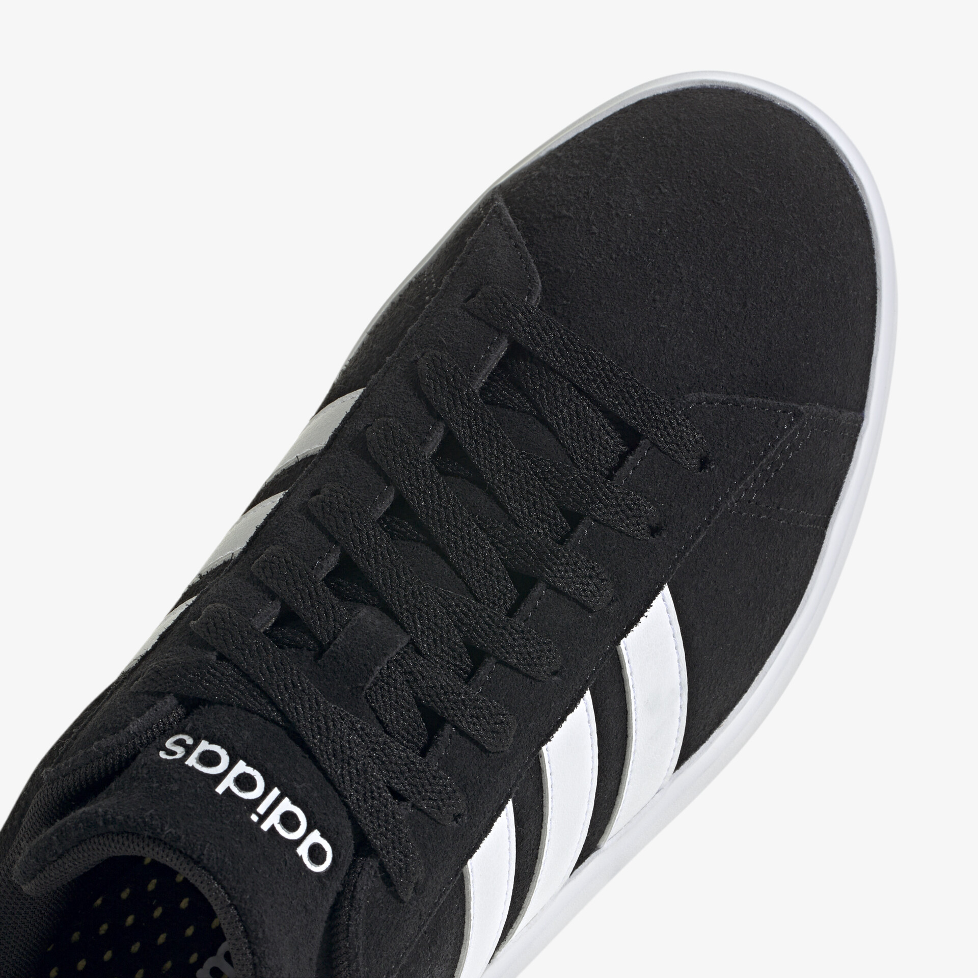 Stilvoller schwarzer adidas Schuh mit klassischem Design und rutschfester Sohle. Ideal für vielseitigen Einsatz.