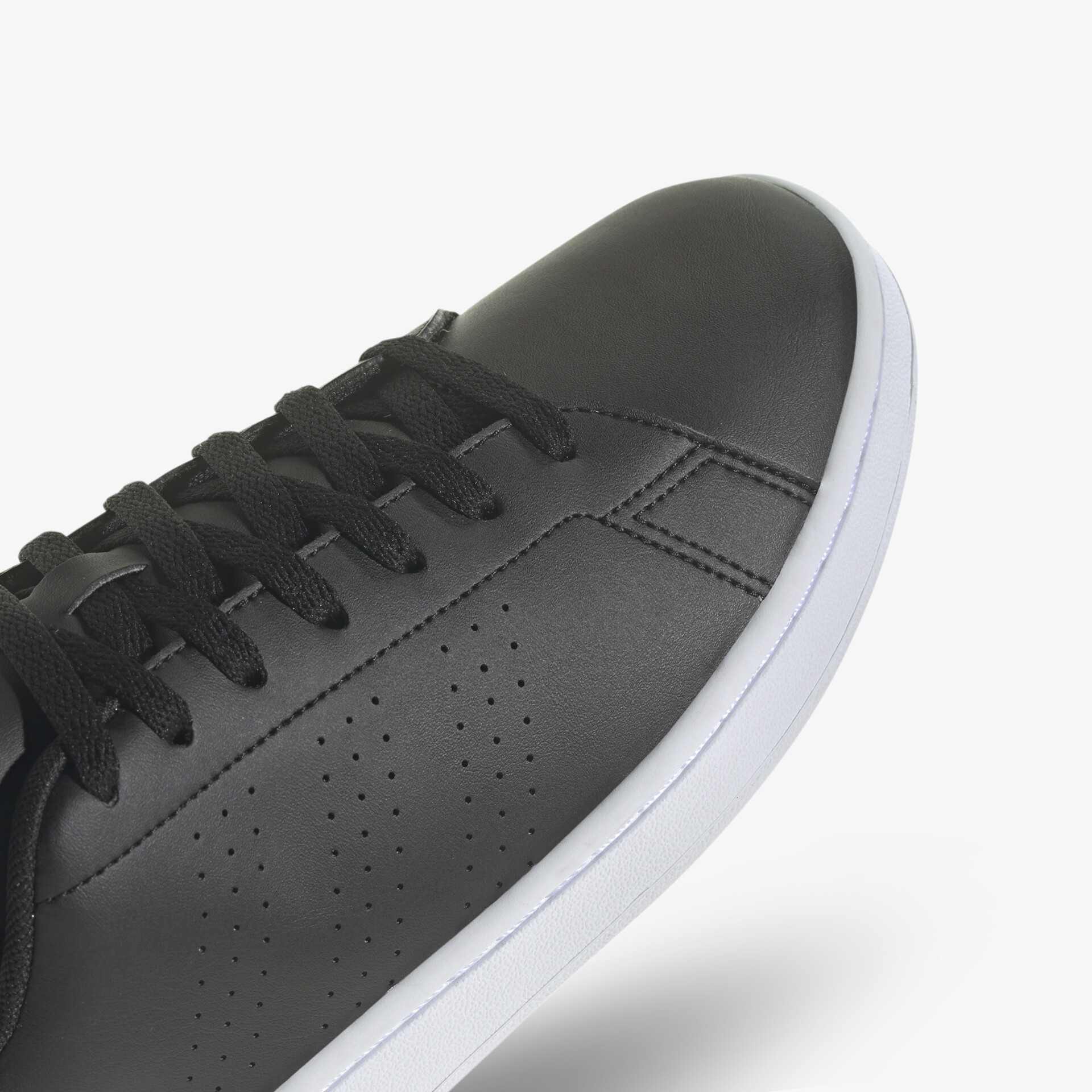 Eleganter schwarzer Sneaker mit weißer Sohle und dezentem Design für komfortablen Alltagsstil