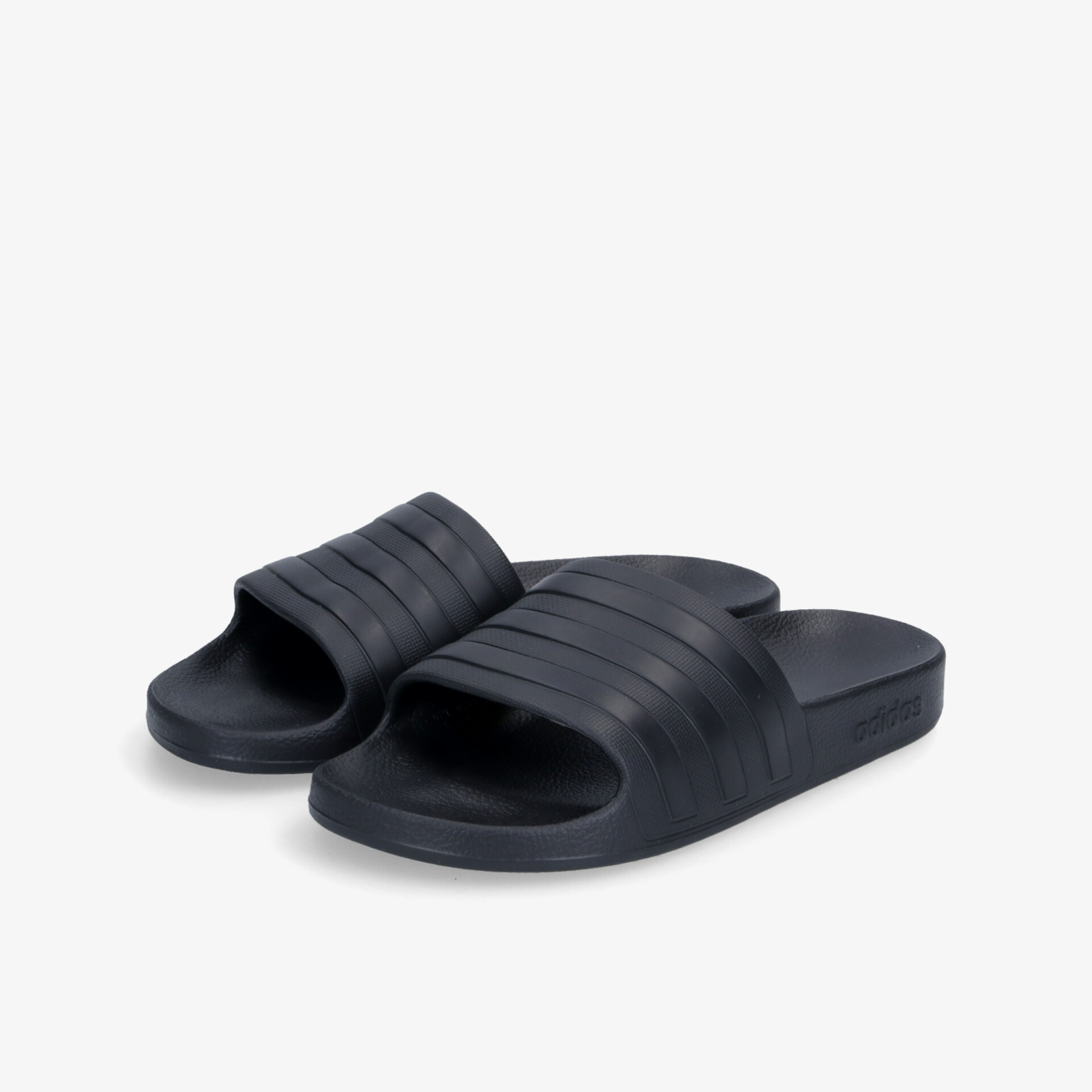Einfache und stylische schwarze Badesandalen mit bequemem Fußbett und rutschfestem Design.