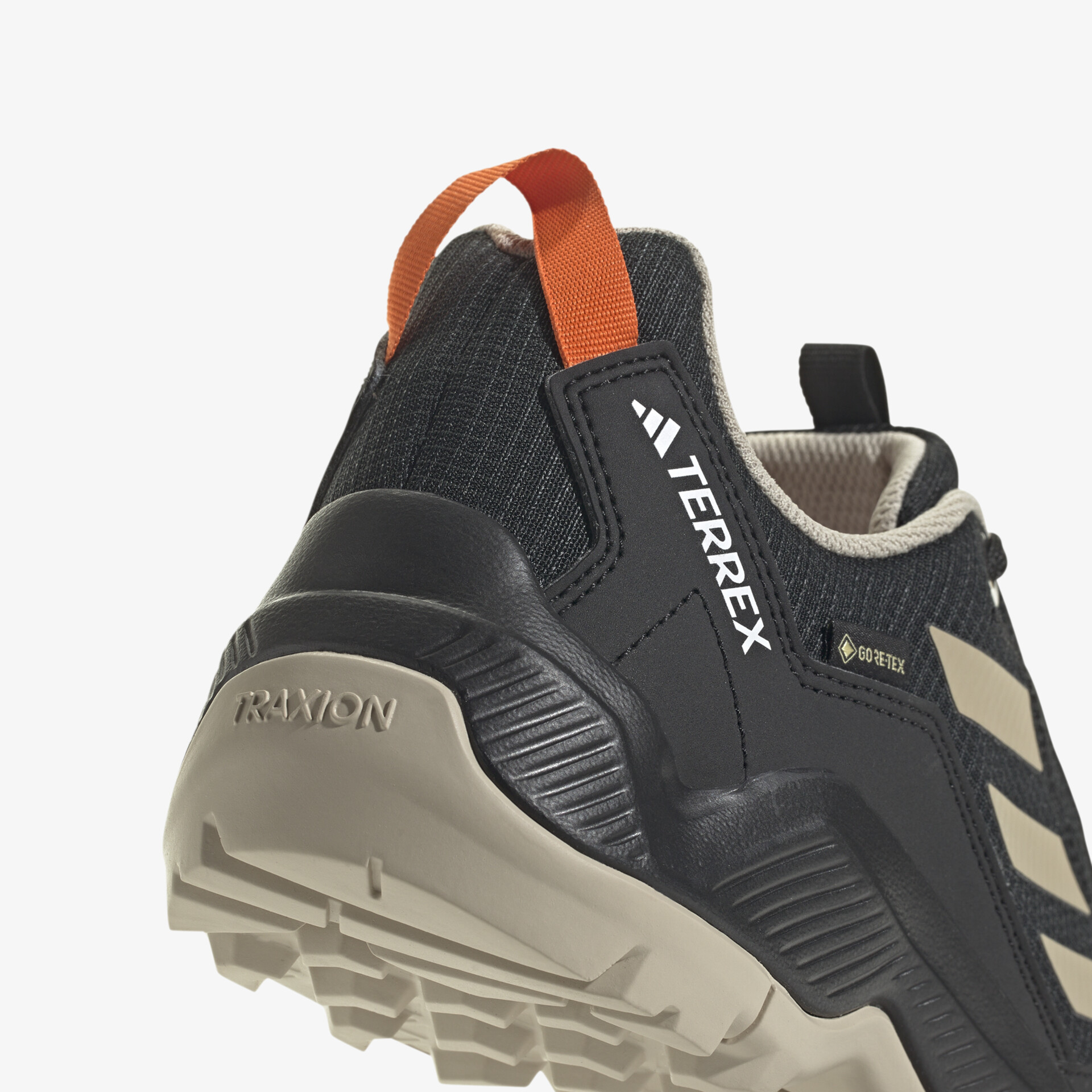 Robuster Outdoor-Schuh mit rutschfester Sohle und wasserabweisendem Material für maximalen Komfort.