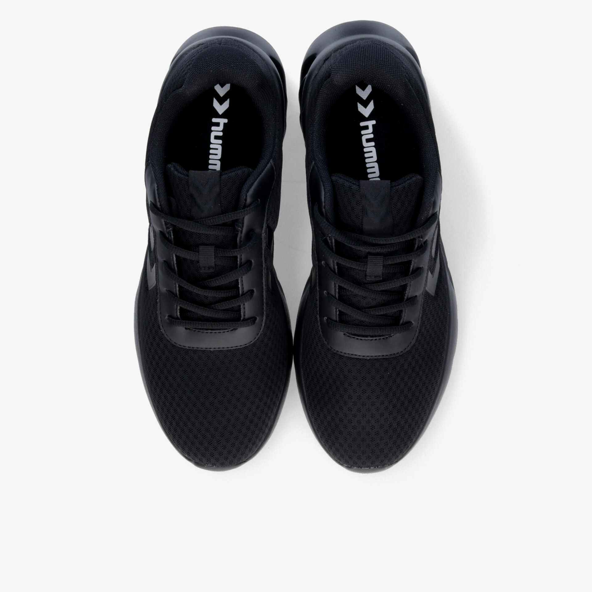 Sportliche schwarze Sneaker in Draufsicht mit atmungsaktivem Material und bequemer Polsterung, ideal für aktiven Alltag