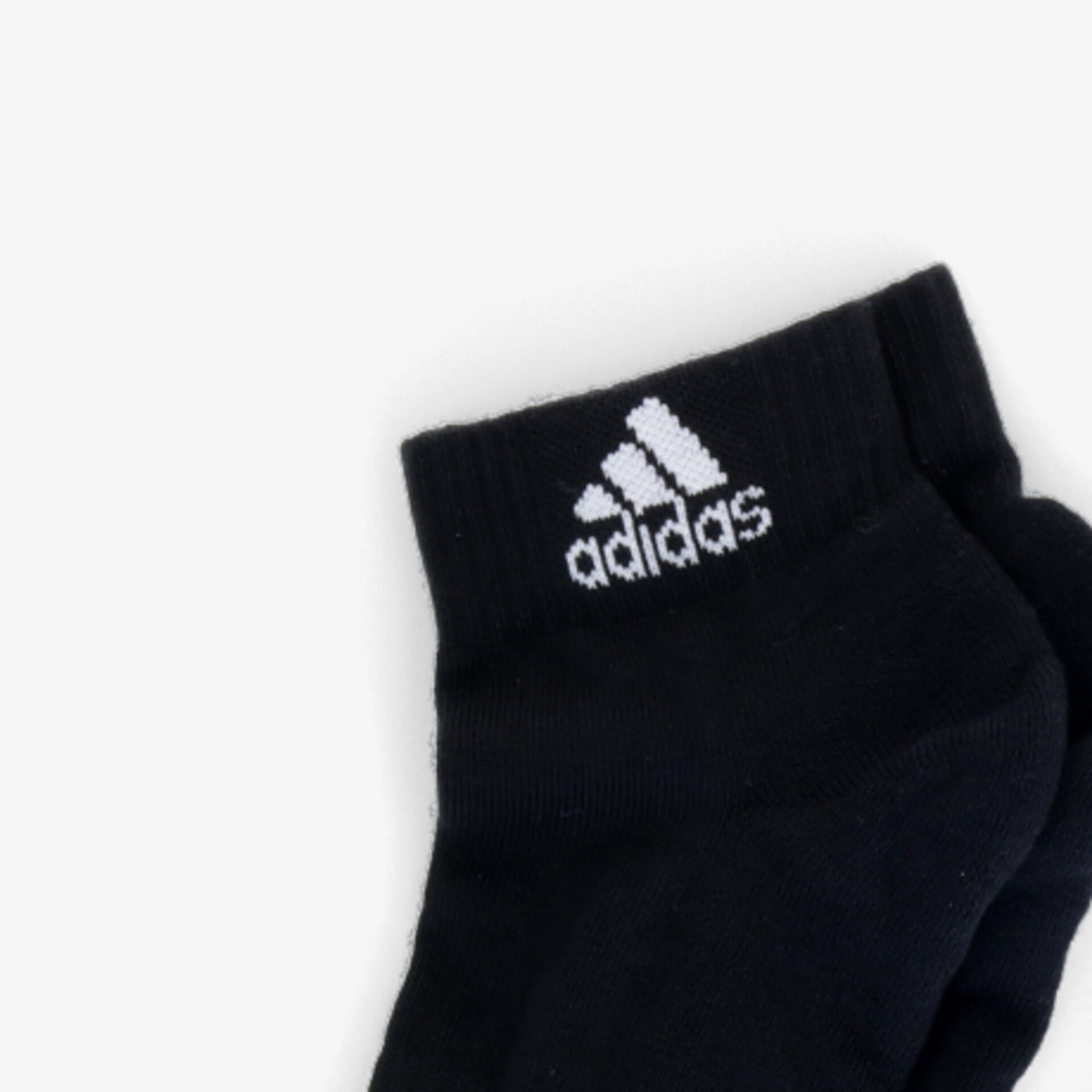 Adidas Socken in Schwarz mit Logo, bequemes und stilvolles Design für optimalen Tragekomfort.