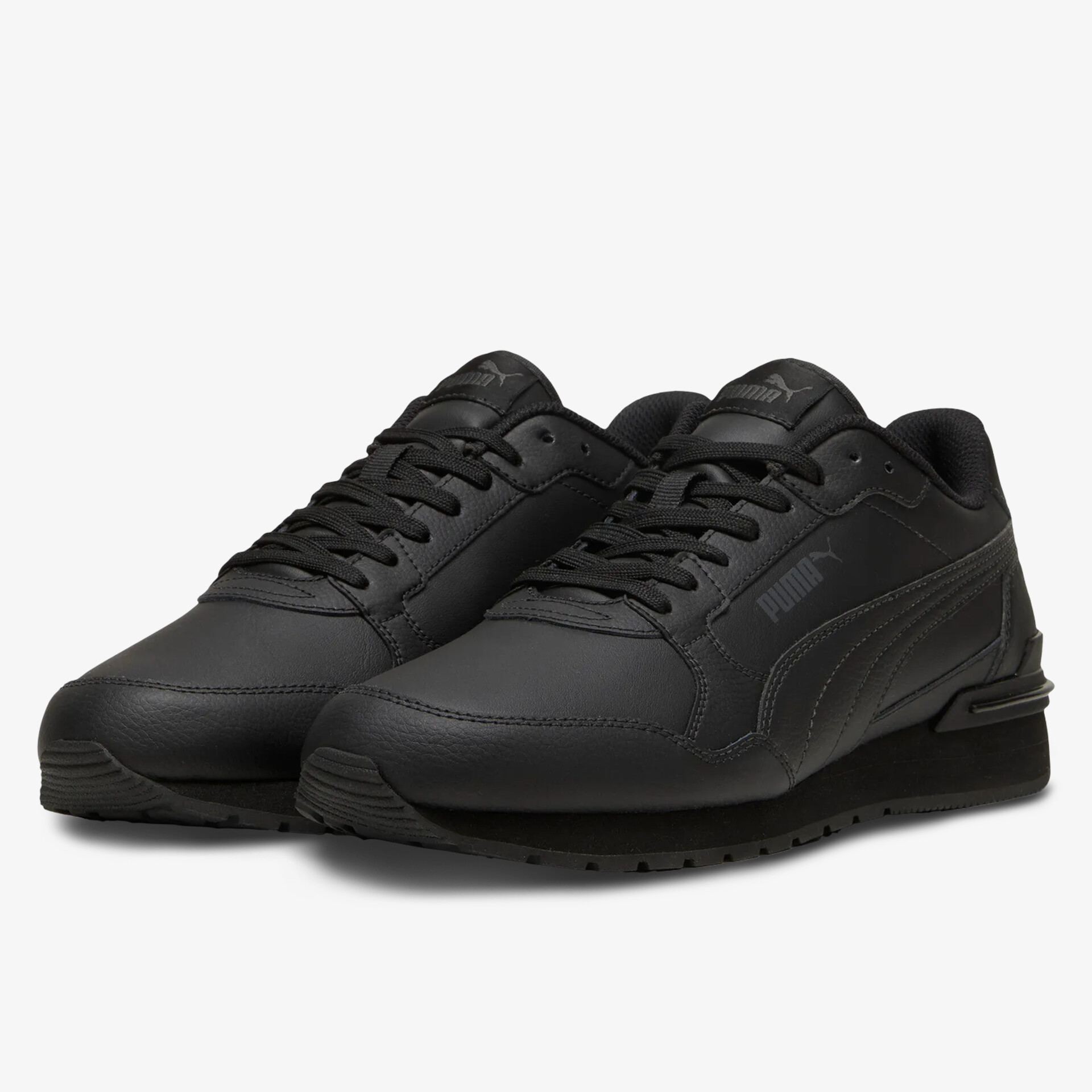 Schwarze Sportschuhe mit klarer Kontur, komfortable Passform und stabiler profilierter Sohle