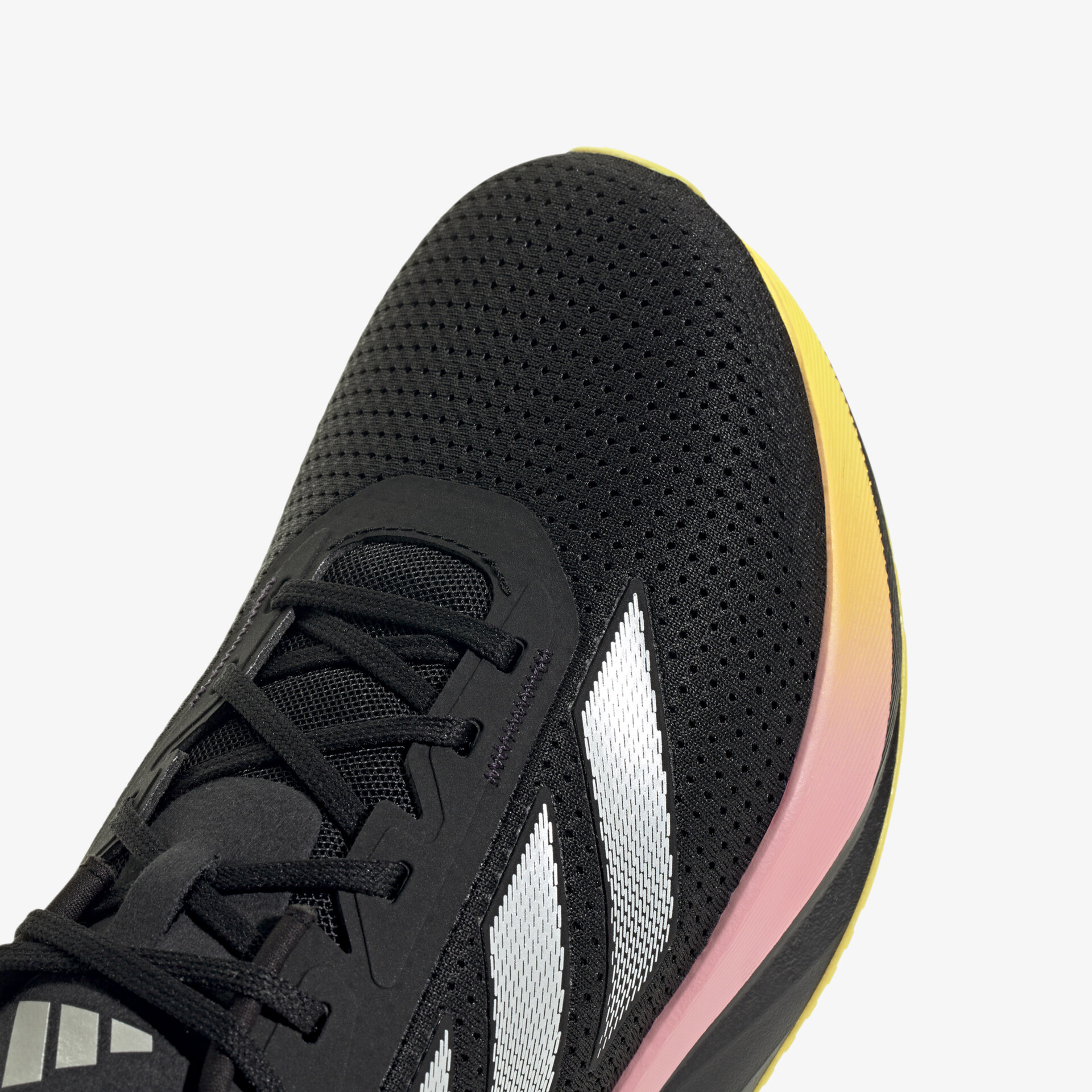 Detailansicht eines schwarzen Sportschuhs mit atmungsaktivem Material und robusten Schnürsenkeln
