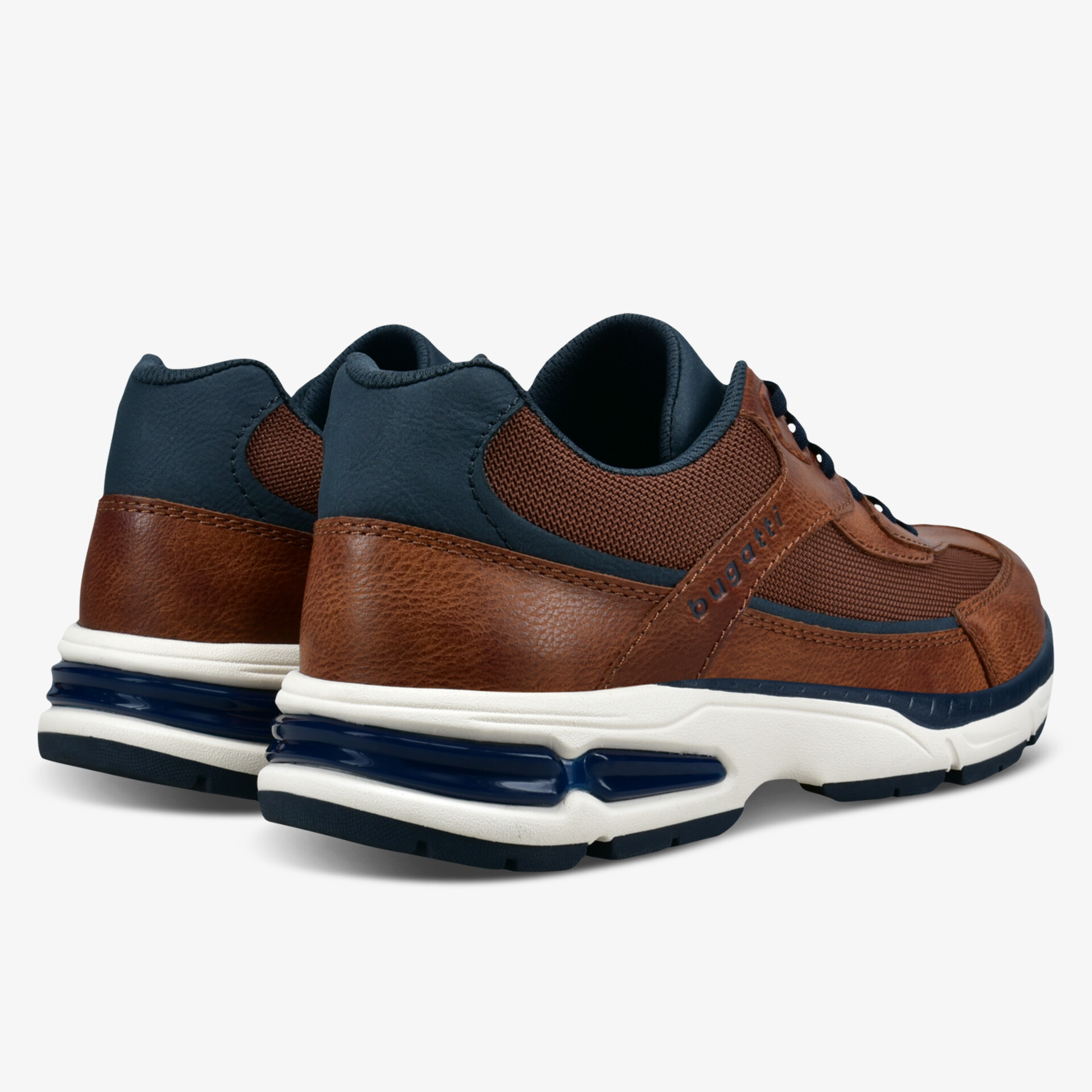 Moderne Sneakers mit braun-blauem Design und robustem Look.