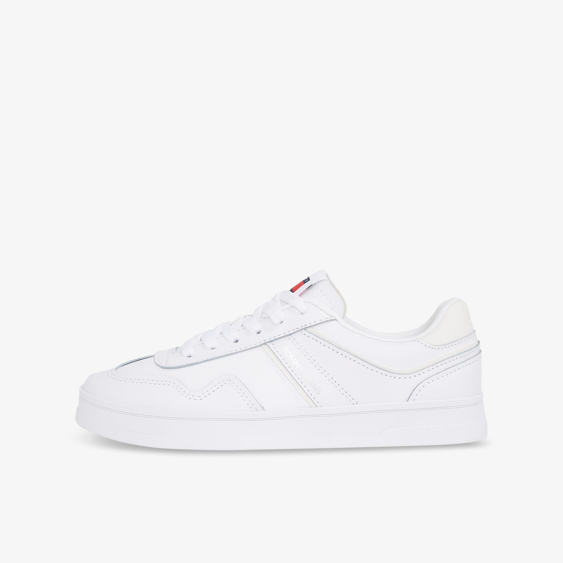 Moderner weißer Sneaker in Seitenansicht, bequem und leicht, ideal für Alltag und Sport
