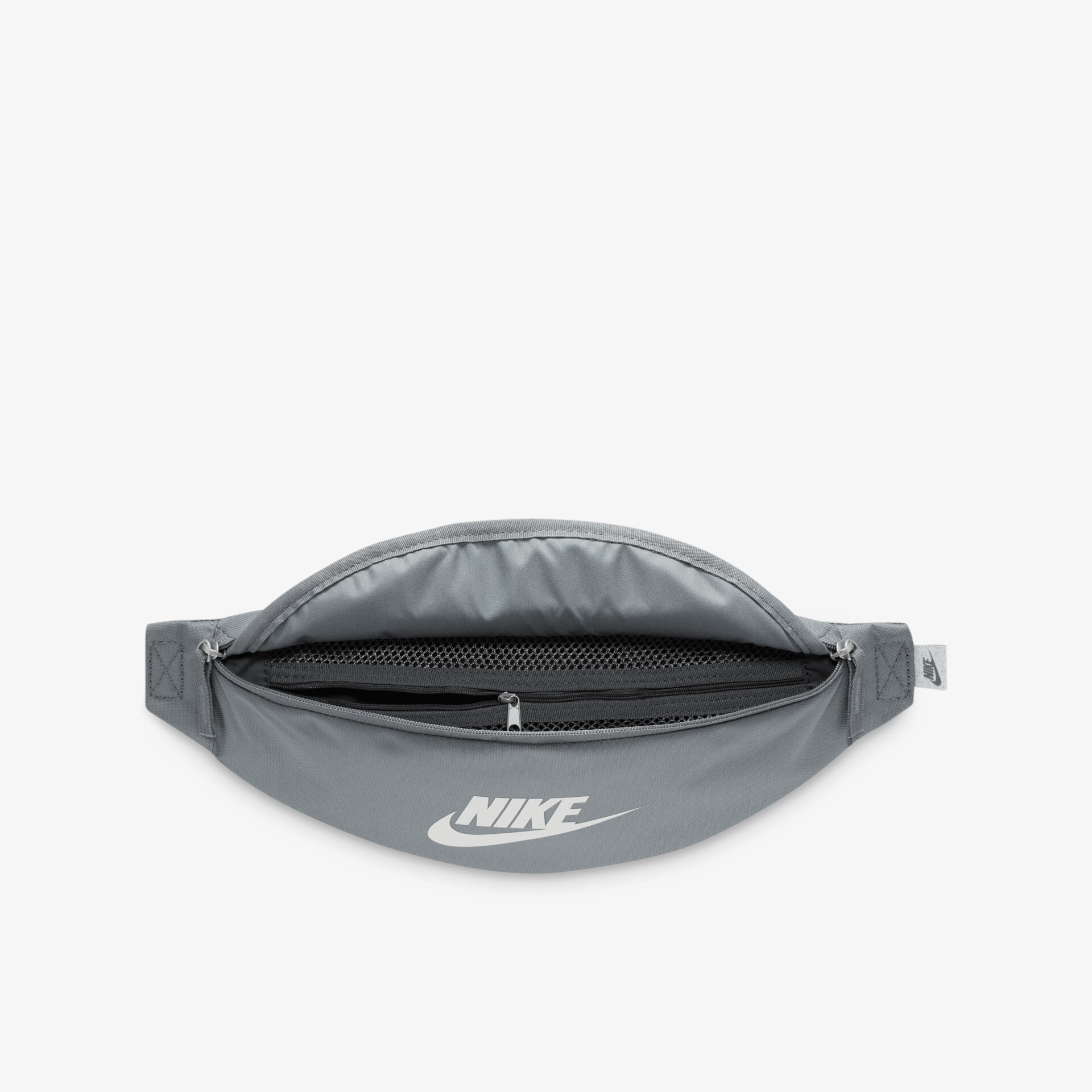 Leichte graue Nike Hüfttasche mit offenem Reißverschluss und verstellbarem Gurt für sportliche Aktivitäten
