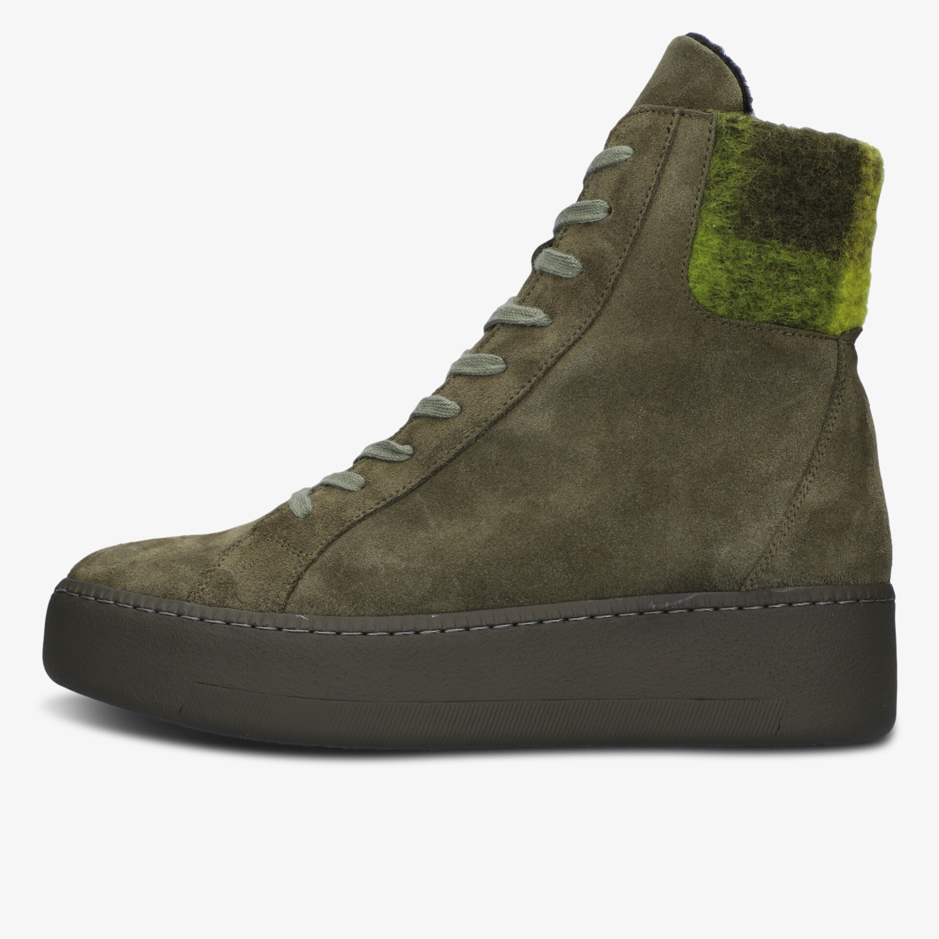 Hoher Veloursledersneaker mit warmem Fellfutter und profilierter Sohle in Olivgrün