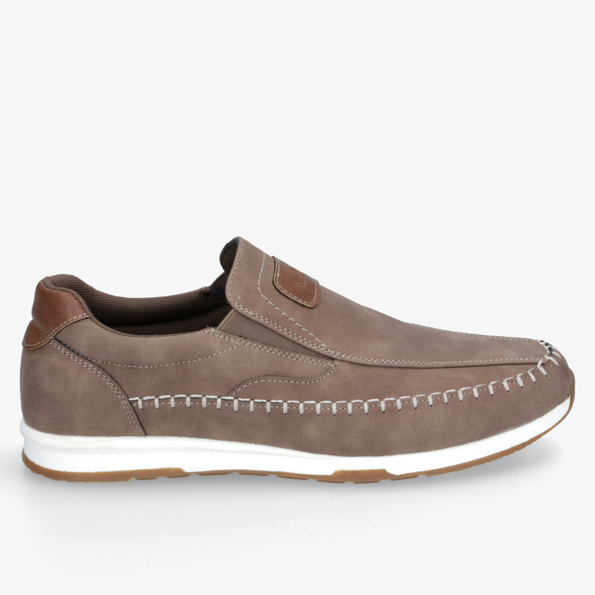 Moderner und bequemer Slipper in Braun mit weißen Nähten und rutschfester Sohle für sportlichen Look.