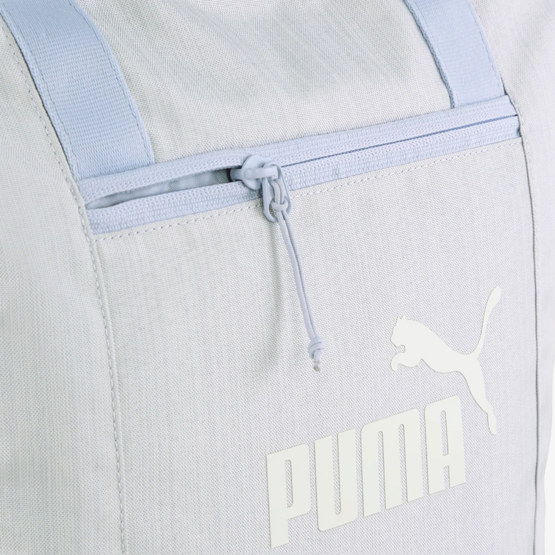Detailaufnahme des robusten hellblauen Puma Rucksacks mit praktischem Reißverschluss und stilvollem Logo