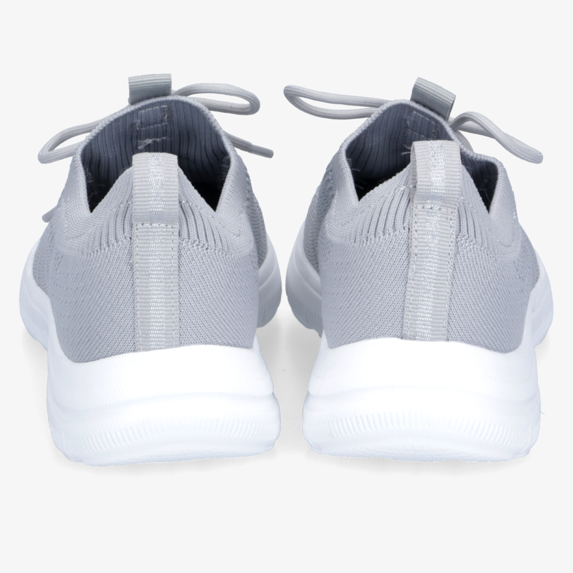 Leichte graue Sneaker mit atmungsaktivem Material und flexibler Sohle, sportlich und bequem für den Alltag