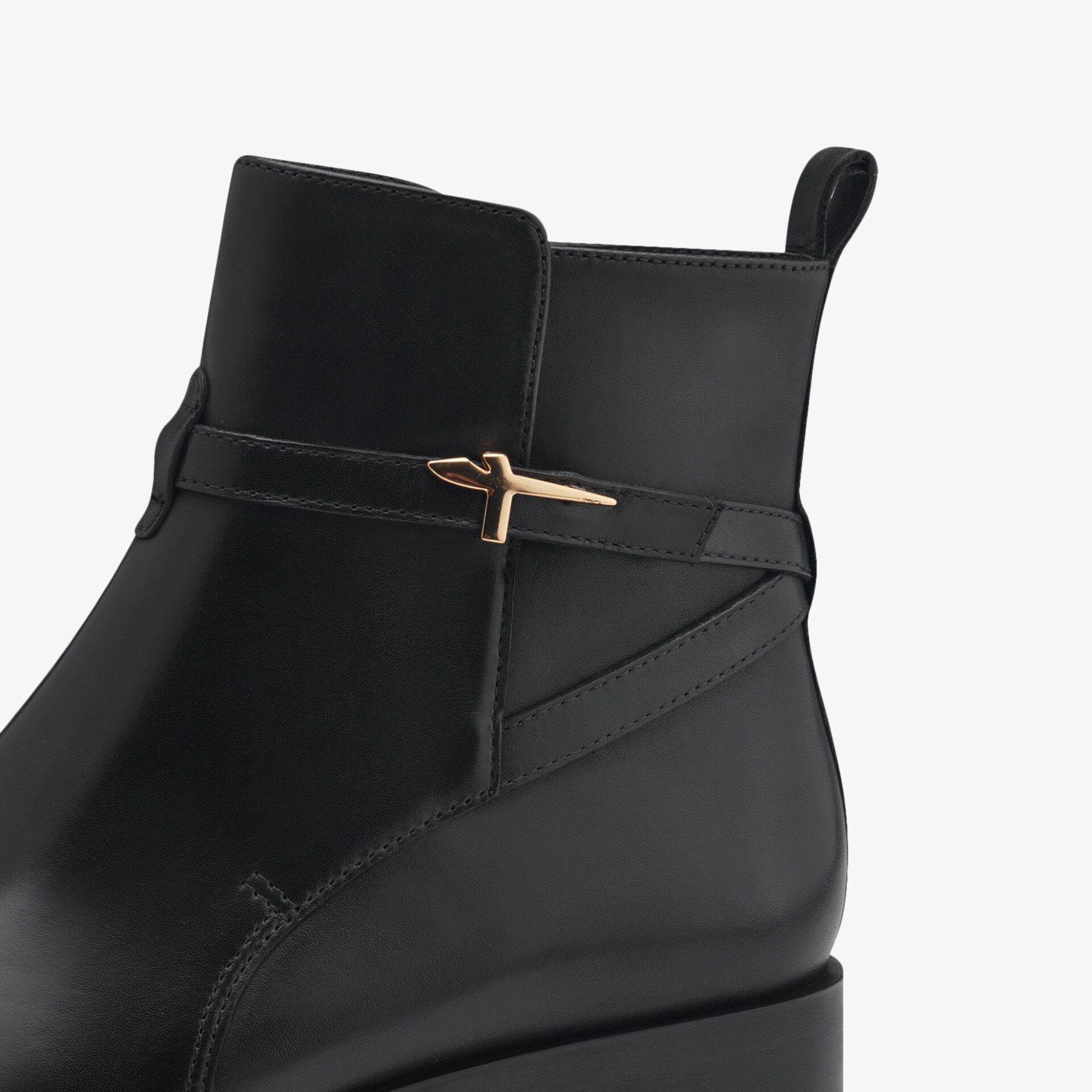 Detailaufnahme schwarze Stiefelette mit eleganter Metallschnalle und hochwertiger Verarbeitung aus glattem Leder