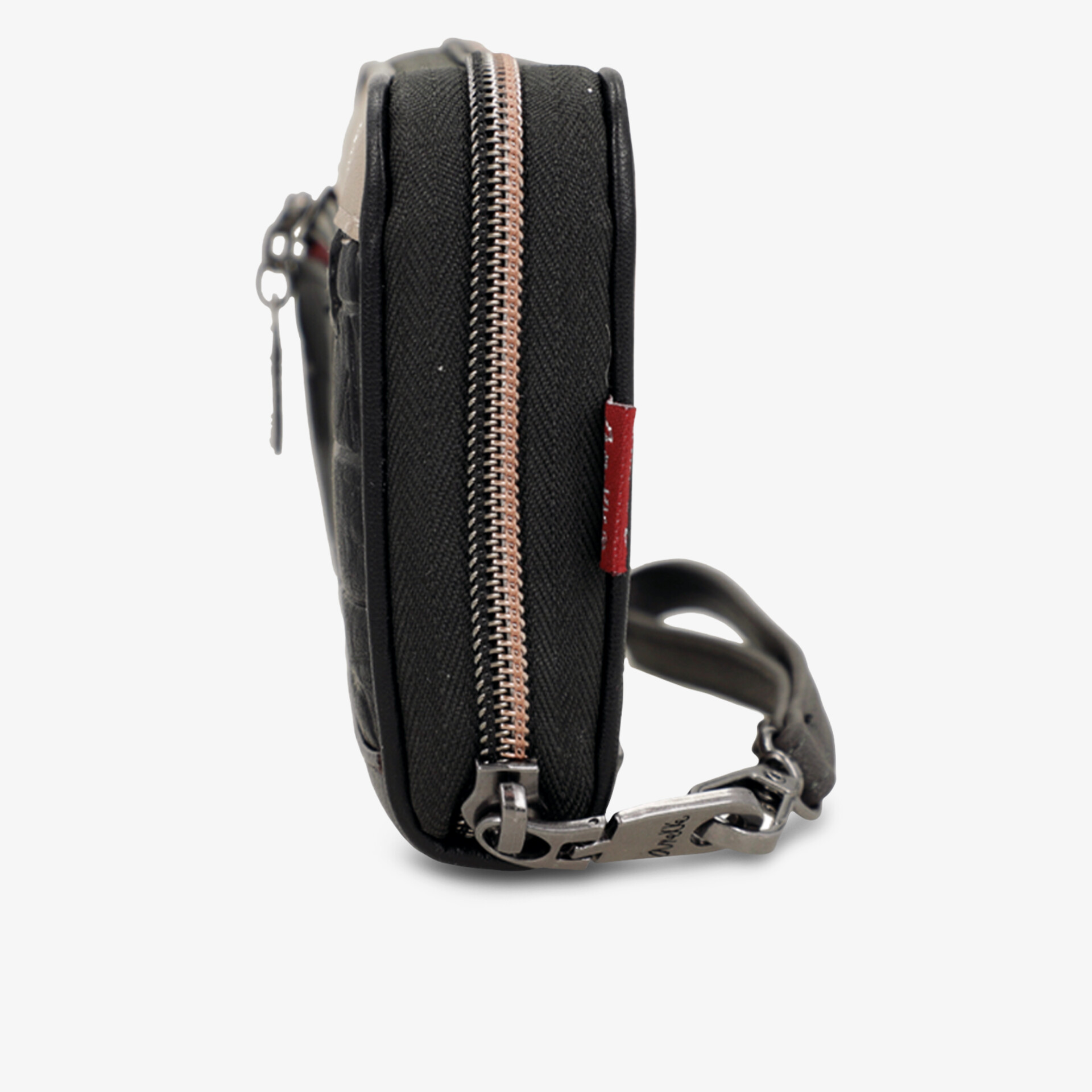 Seitliche Ansicht eines kompakten Etuis mit robustem Reißverschluss und praktischer Schlaufe