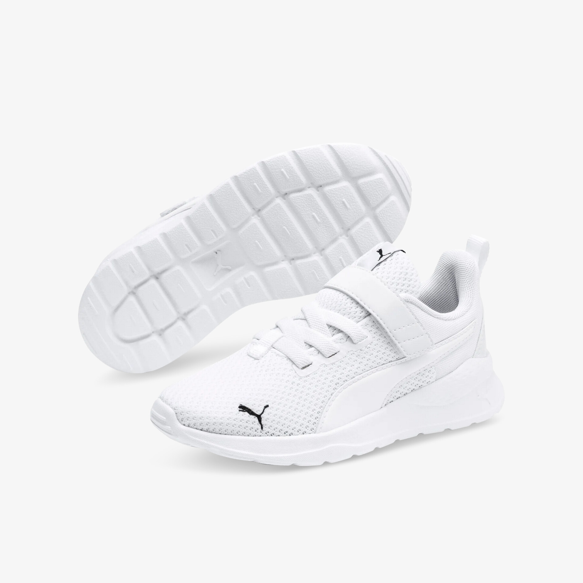 Sportlicher weißer Sneaker mit atmungsaktivem Material und rutschfester, flexibler Laufsohle in schräger Vorderansicht