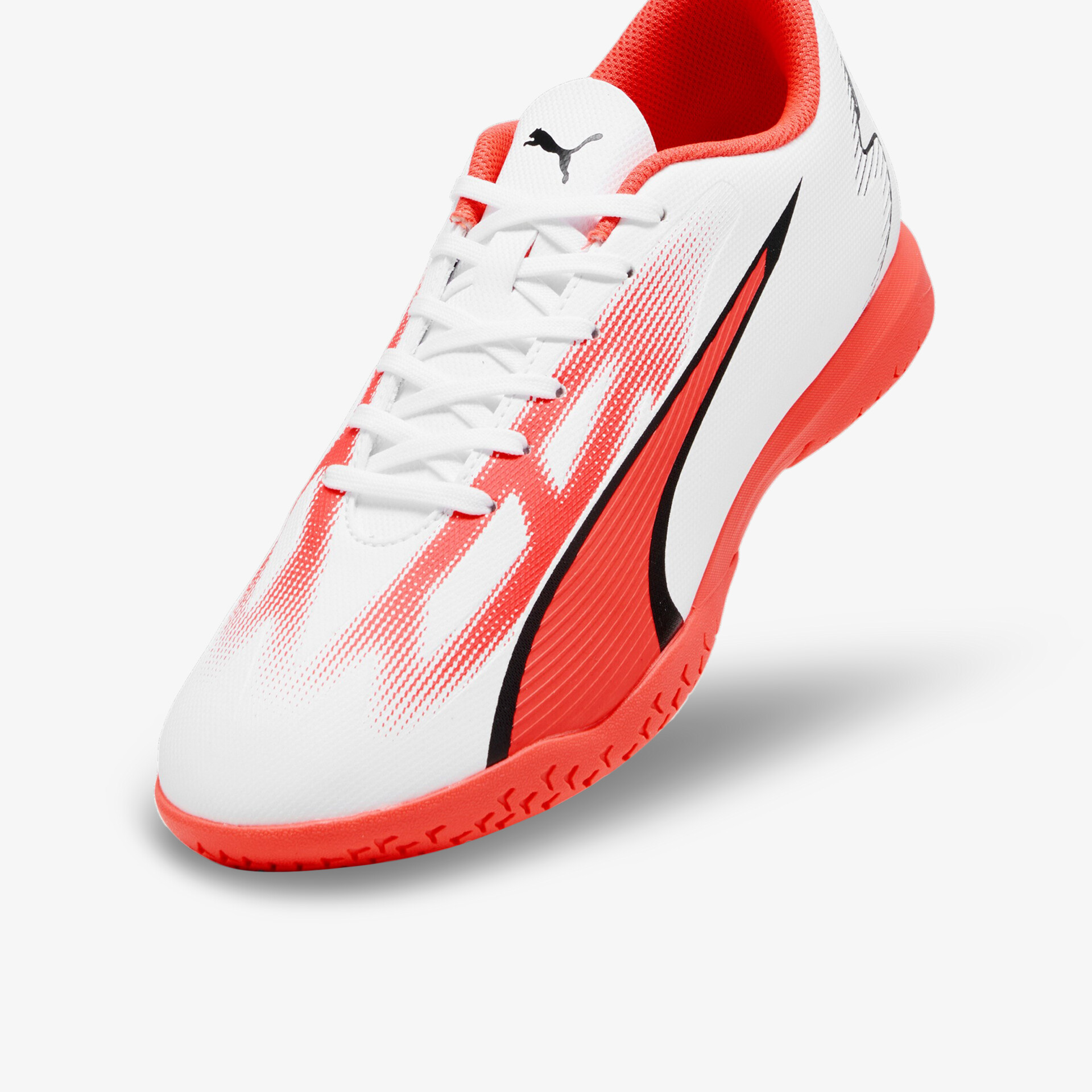 Stylischer Sportschuh in Weiß und Rot mit optimalem Grip und atmungsaktivem Design für maximale Leistung.