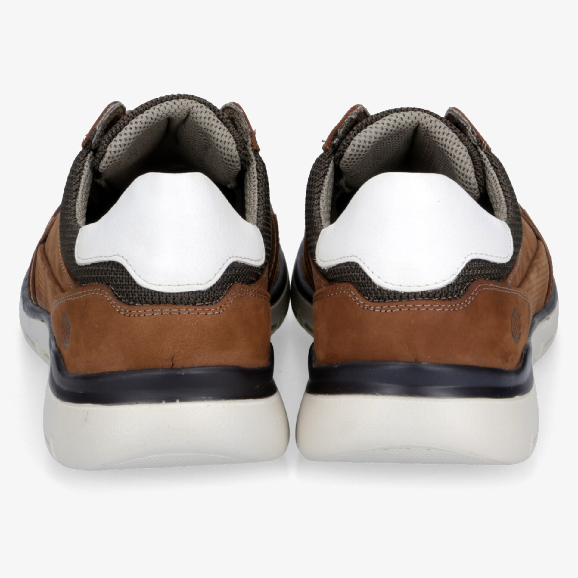 Rückansicht von braunen Schuhen mit weißer Sohle, gepolstertem Kragen und sportlichem Komfort