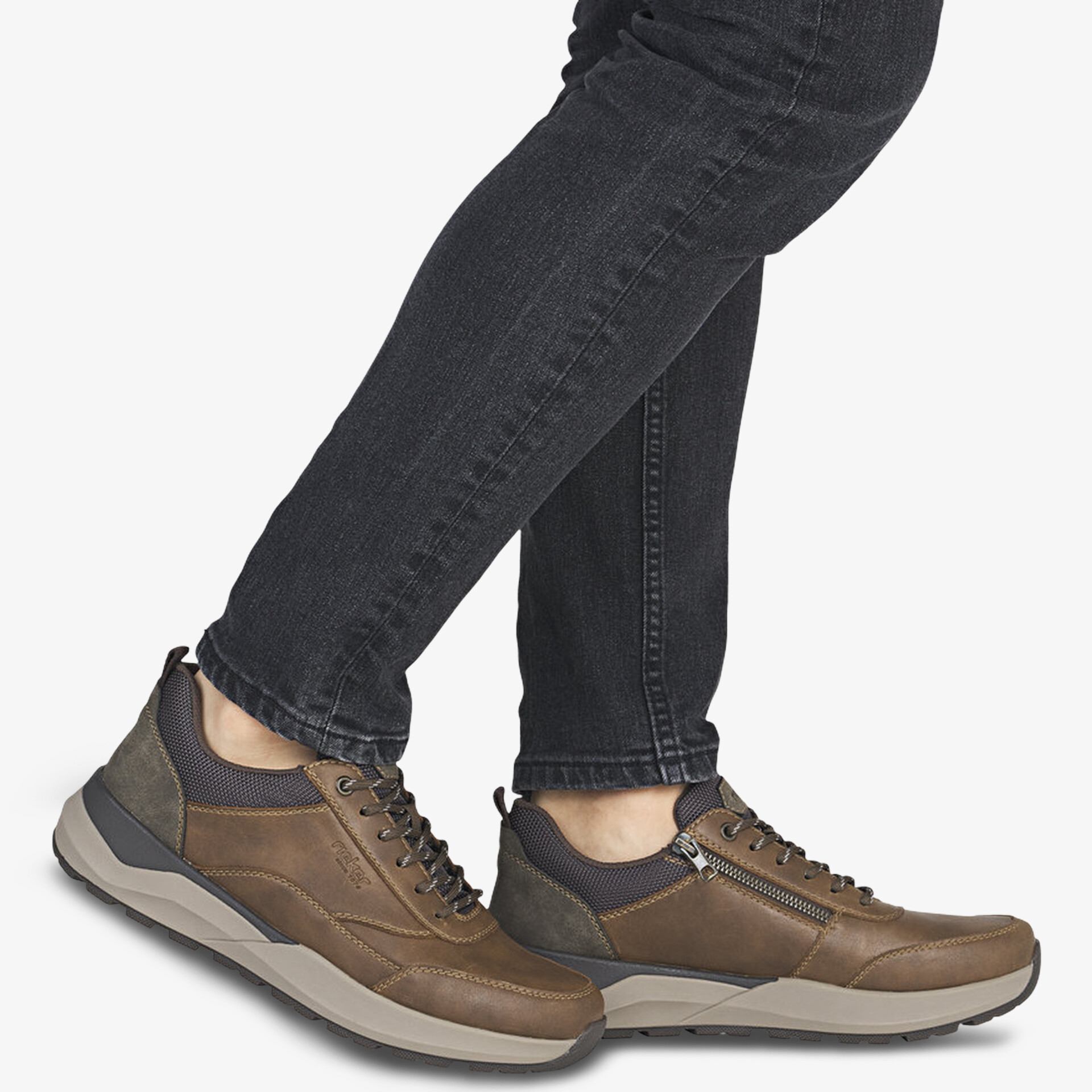 Sportlich elegante Schnürschuhe aus robustem Material, komfortabel und mit rutschfester Sohle getragen