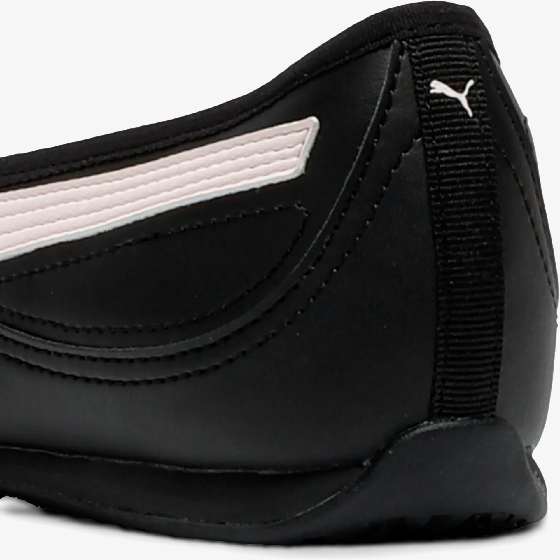 Schwarzer PUMA Schuh mit weichem Leder und Logo an der Ferse, perfekte Verarbeitung und sportliches Design