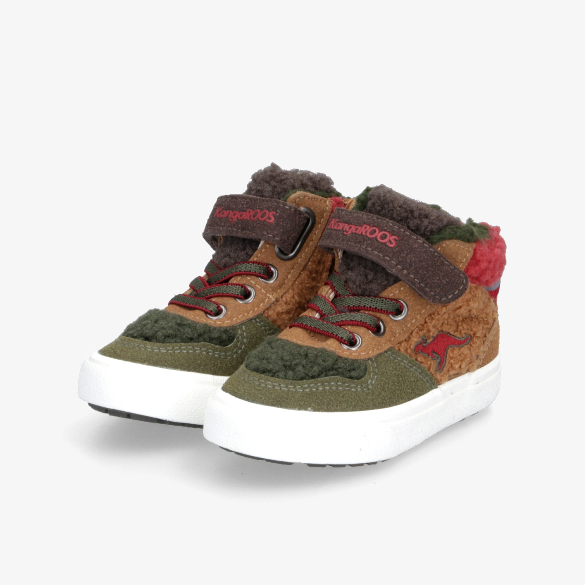 Robuste Sportschuhe mit bequemem Einstieg, warmem Innenfutter und rutschfester Sohle in schräger Vorderansicht