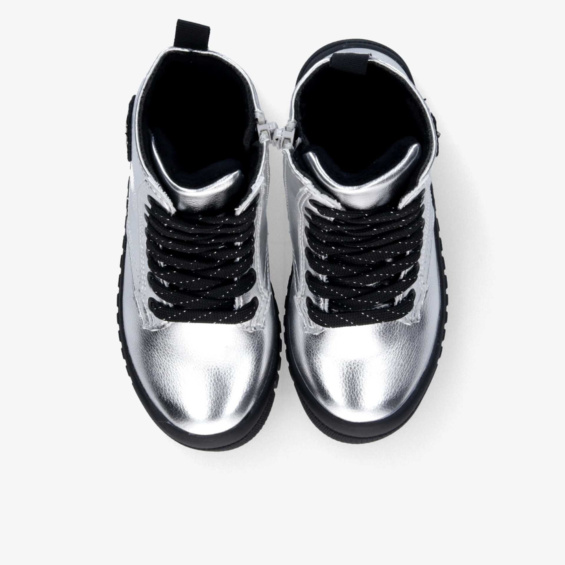 Metallic silberne Sneakers mit schwarzer Schnürung von oben, sportlich und bequem, robust und modern gestaltet