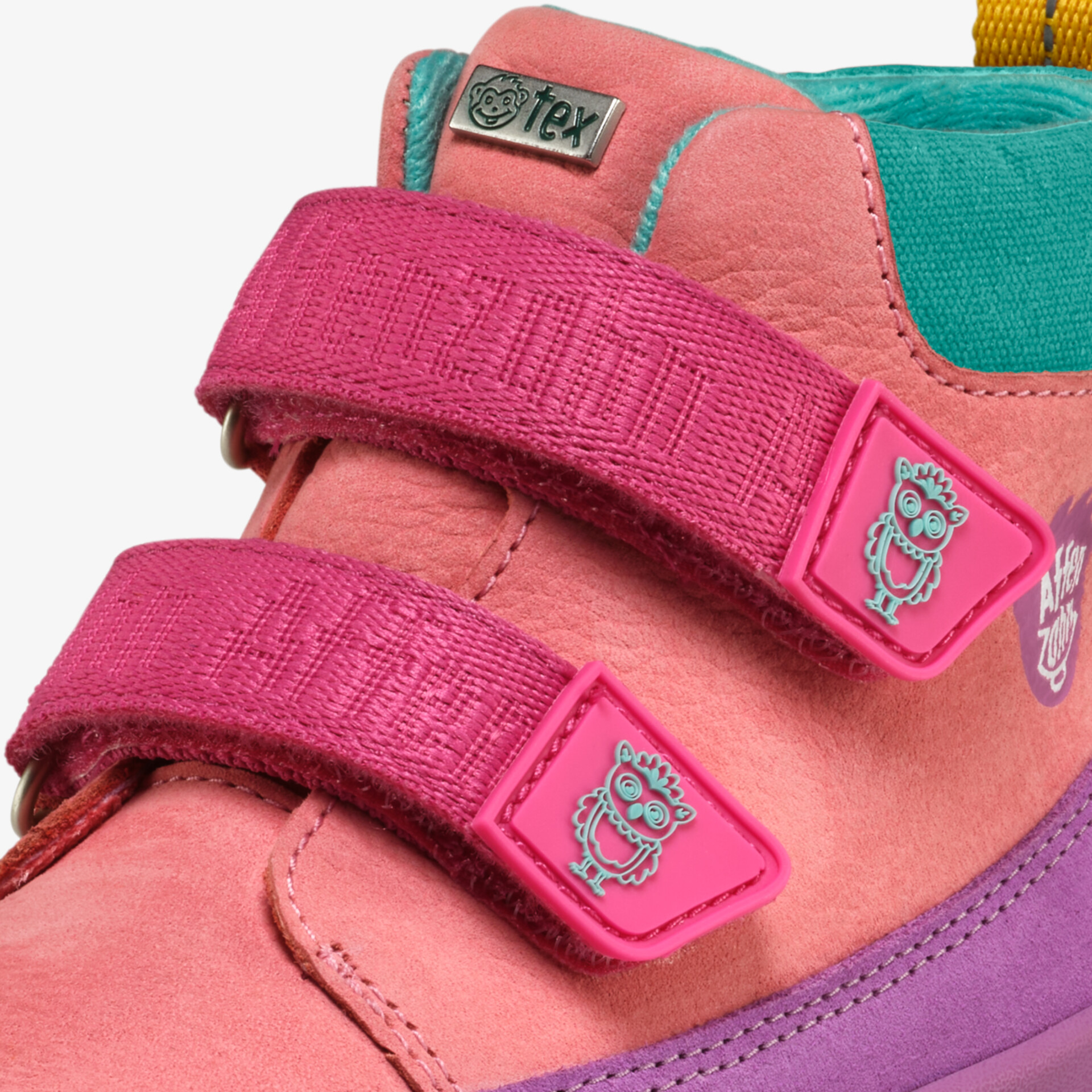 Bequemer Kinderschuh mit farbenfrohen feststellbaren Klettverschlüssen und gepolstertem Schaft