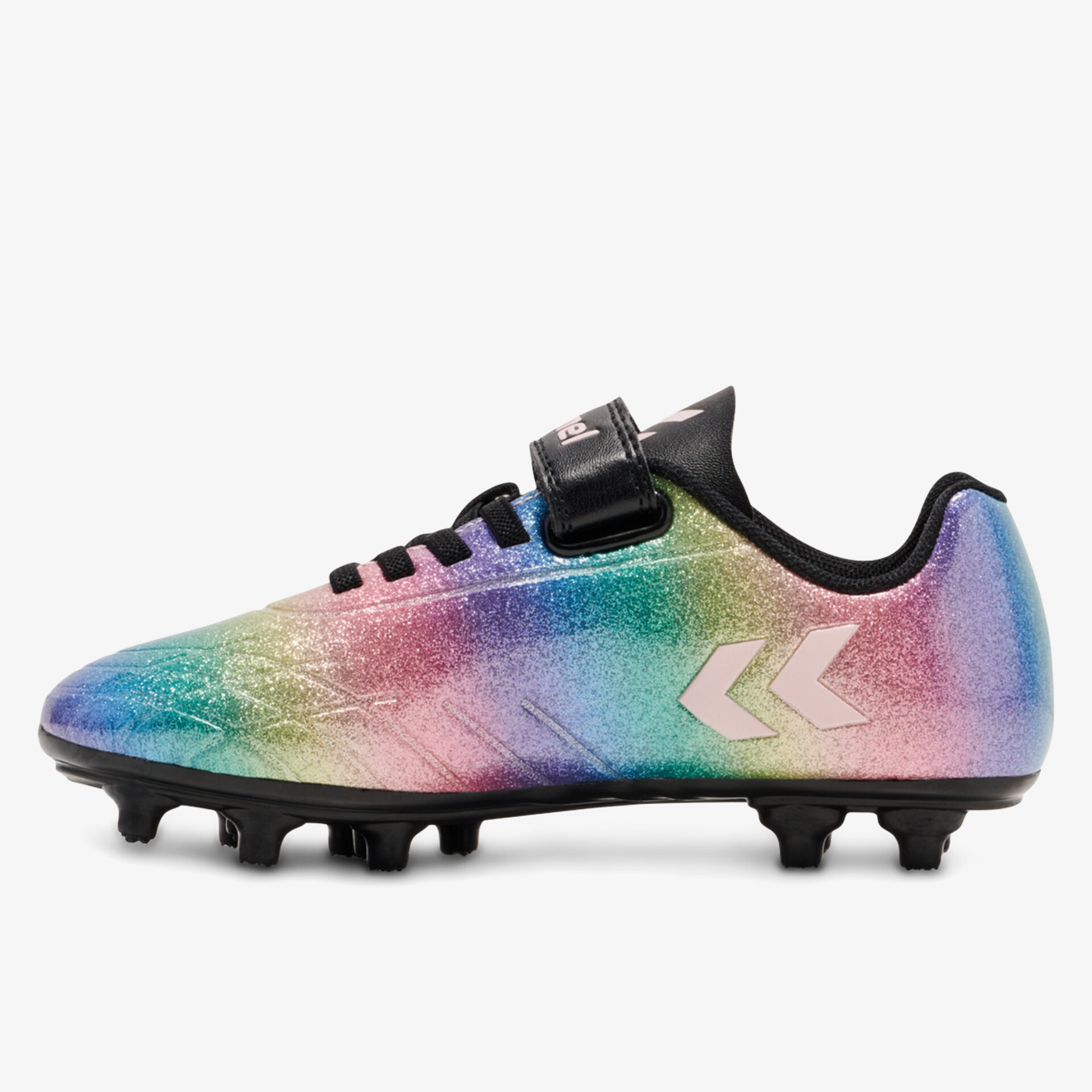 Seitliche Ansicht eines glitzernden, bunten Fußballschuhs mit Nockensohle und klettverschluss.