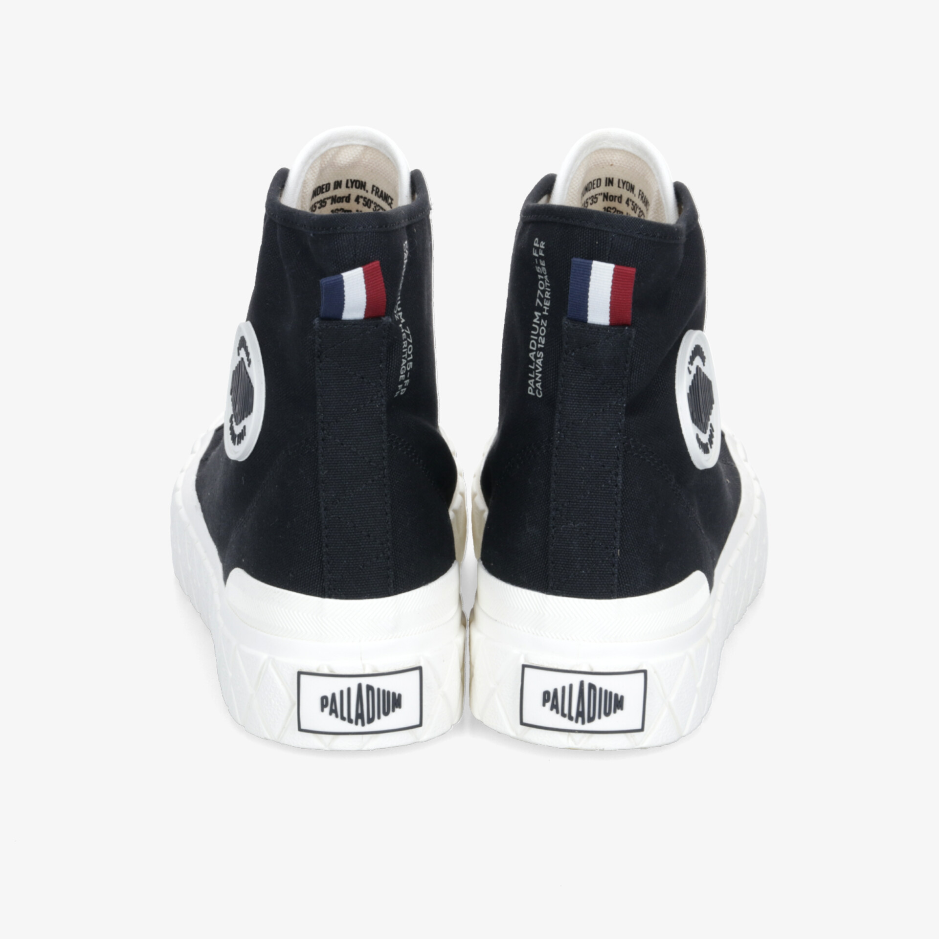 Hochwertige schwarze Sneaker mit weißer Sohle, perfekt für einen lässigen und modernen Look im urbanen Stil.